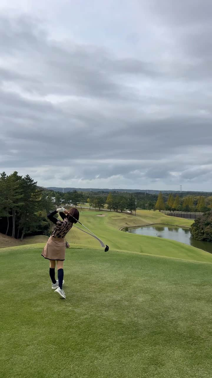 みひろのインスタグラム：「#ドライバーショット ⛳️  #コースレッスン  @harajukugolf_academy   ウエア上下 @michiko_london_golf   #市原ゴルフ倶楽部市原コース @ichihara.golfclub  #golf #ゴルフ #ゴルフウェア #ゴルフコーデ #ゴルフ女子  #ゴルフ好き #ゴルフスコア  #ゴルフスイング #ゴルフスイング動画」