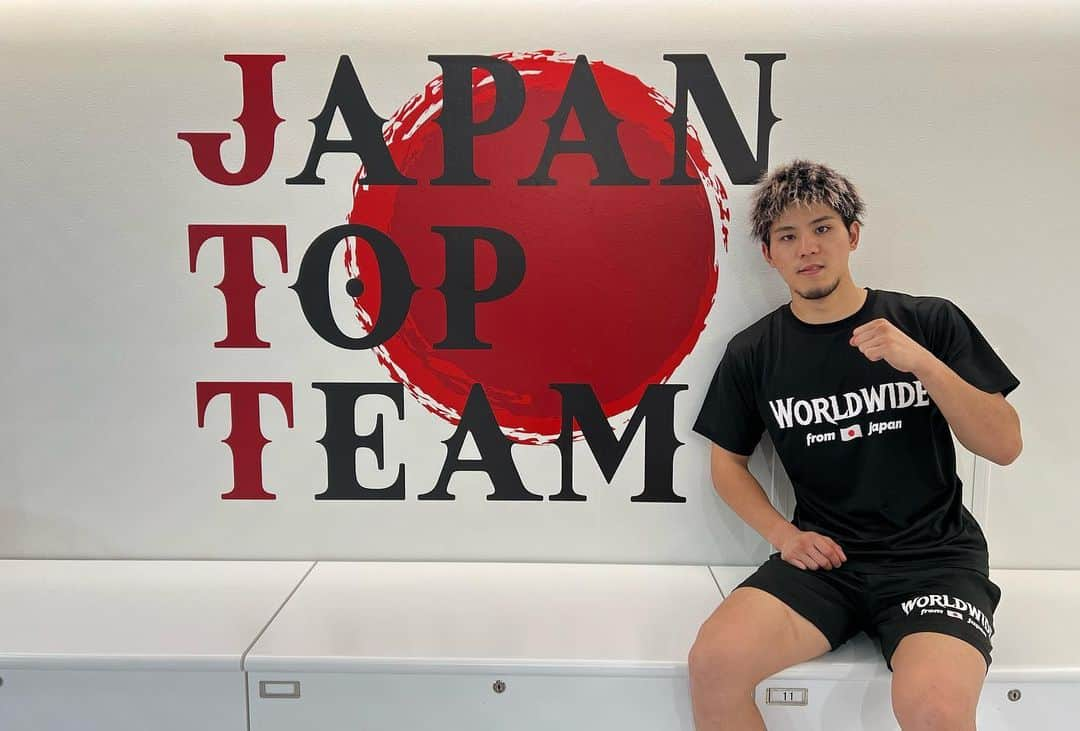 原口健飛さんのインスタグラム写真 - (原口健飛Instagram)「この度JAPAN TOP TEAMの立技コーチになりました！  僕の強さを評価して頂けて素直に嬉しいです。  日本の格闘技界を盛り上げたい気持ちが強くあって、敵とか味方とか関係なく自分の技、タイミング、打ち方、出し方、考え方などが少しでも多くのファイターに伝われば良いなと思いコーチをさせて頂くことになりました。 そしてコーチをすることによって間違いなく自分自身更に選手として成長できるだろうなという確信もあったからです。  受け入れて頂いた堀さん始め、未来さん、JTTの皆さんありがとうございます。 まだまだコーチとして未熟ですが是非今後とも宜しくお願いします🔥  #RISE#原口健飛 #GLORY #ISKA #JTT #japantopteam」11月8日 16時35分 - h_k_fft