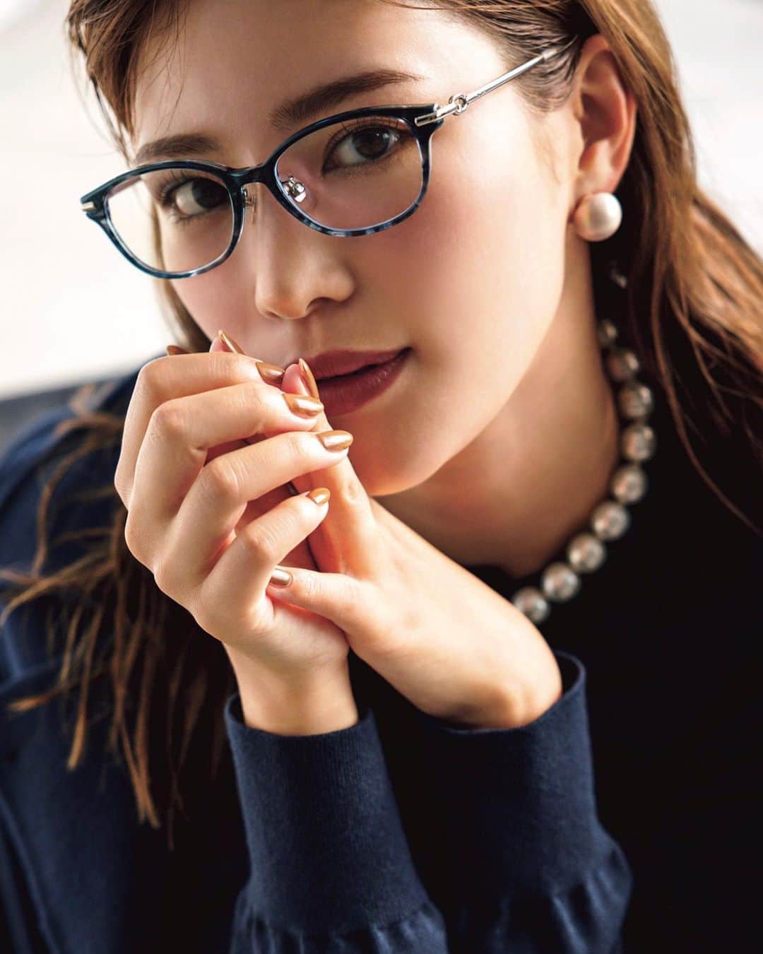 咲和希さんのインスタグラム写真 - (咲和希Instagram)「すっぴん隠しに急いでメガネを！というより、今はオシャレの仕上げに取り入れている人が増えているそう。私もメガネをかけてコーディネートが完成することがよくあります😊 VERY12月号では、フルラのメガネを取り入れたコーディネートを掲載しています👓✨ 秋冬らしい深みあるカラーや、グラデーションが印象的なフレームなど、ワンランク上のオシャレが叶うフルラのメガネ。 是非チェックしてみてください♪   #PR #Furla #FurlaEyewear #フルラメガネ #フルラ #DeRigo @furla」11月8日 16時36分 - kazukiy21