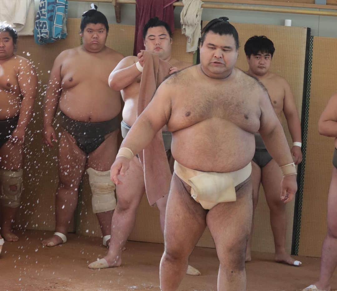 日本相撲協会さんのインスタグラム写真 - (日本相撲協会Instagram)「#境川部屋の稽古です。  幕内力士は、#妙義龍　#佐田の海　#平戸海   田子ノ浦部屋から　#髙安 が出稽古にきました。 稽古の様子は、日本相撲協会公式Twitter、公式YouTubeでも紹介予定です。 大相撲九州場所は、11月12日に初日を迎えます。 是非、会場にお越し下さい！  今場所、妙義龍、佐田の海、平戸海に「阪九フェリー」より懸賞ががかります。  #sumo #相撲 #力士 #大相撲 #お相撲さん #おすもうさん #sumo #japanphoto #sumowrestlers #japanculture #十一月場所　#九州場所　#福岡　#博多　#福岡国際センター」11月8日 16時46分 - sumokyokai