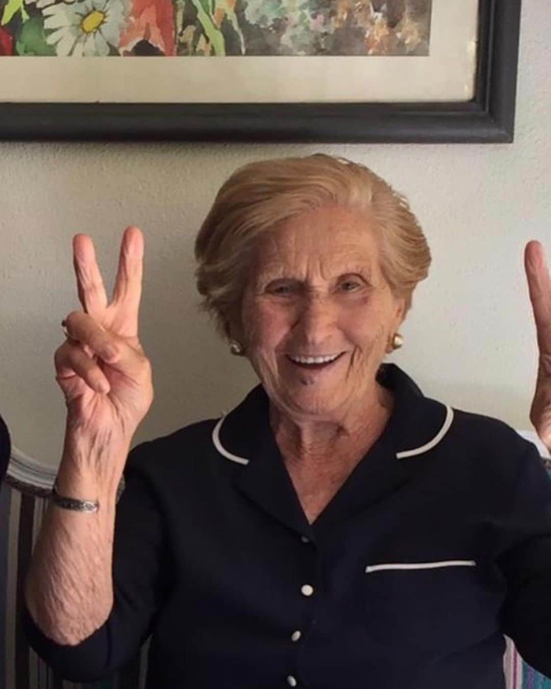 Alessia Marcuzziのインスタグラム：「E sono 100!!! Auguri nonna! Auguri auguri auguri! La tua forza, la tua energia, le tue risate sono tutto per noi. Ti amiamo tanto. Tanto.  P.s mi batte ancora a burraco, balla e cucina i nostri piatti preferiti❤️ @tonydonatelli50 @valentinadeceglie @tittadece @frankadonatelli @merrydonatelli  #nonnamela」