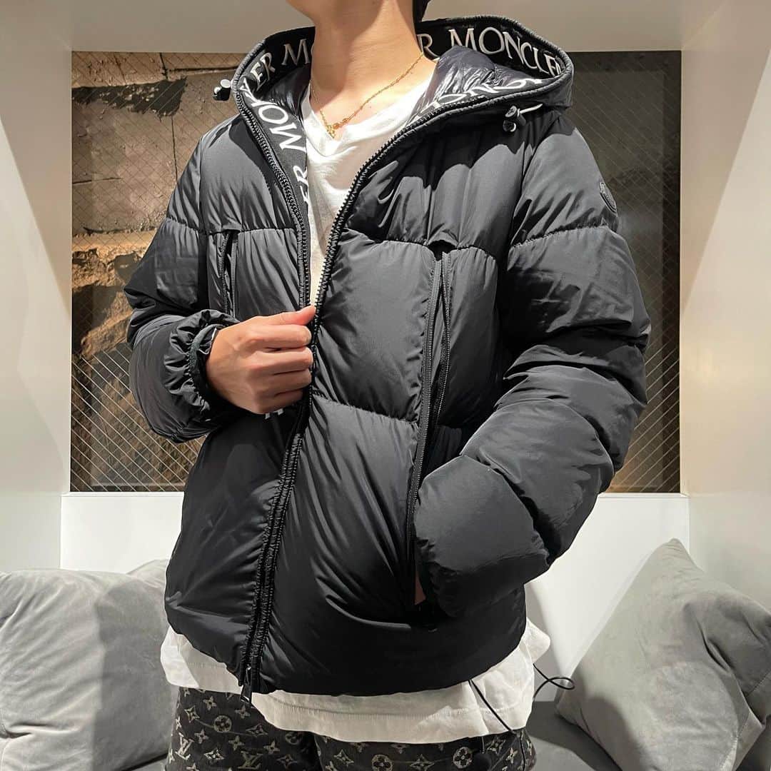 RINKAN渋谷店のインスタグラム：「. 《 MONCLER 》  model:MONTCLA ⁡ －－－－－－－－－－ー－－－－－－－－－－－－－－  商品の詳細につきましてはDM、又はお電話にてお問い合わせ下さい。 ⁡ DMやお電話からの郵送販売も可能です。 ⁡ ショッピングローンなど各種お支払い方法もご用意しておりますのでご相談下さい。 ⁡ International shipping is available. Please contact us though DM. ⁡ ⁡ 〈RINKAN SHIBUYA〉 TEL：03-5458-3050 LINE ID：@283swjhf」