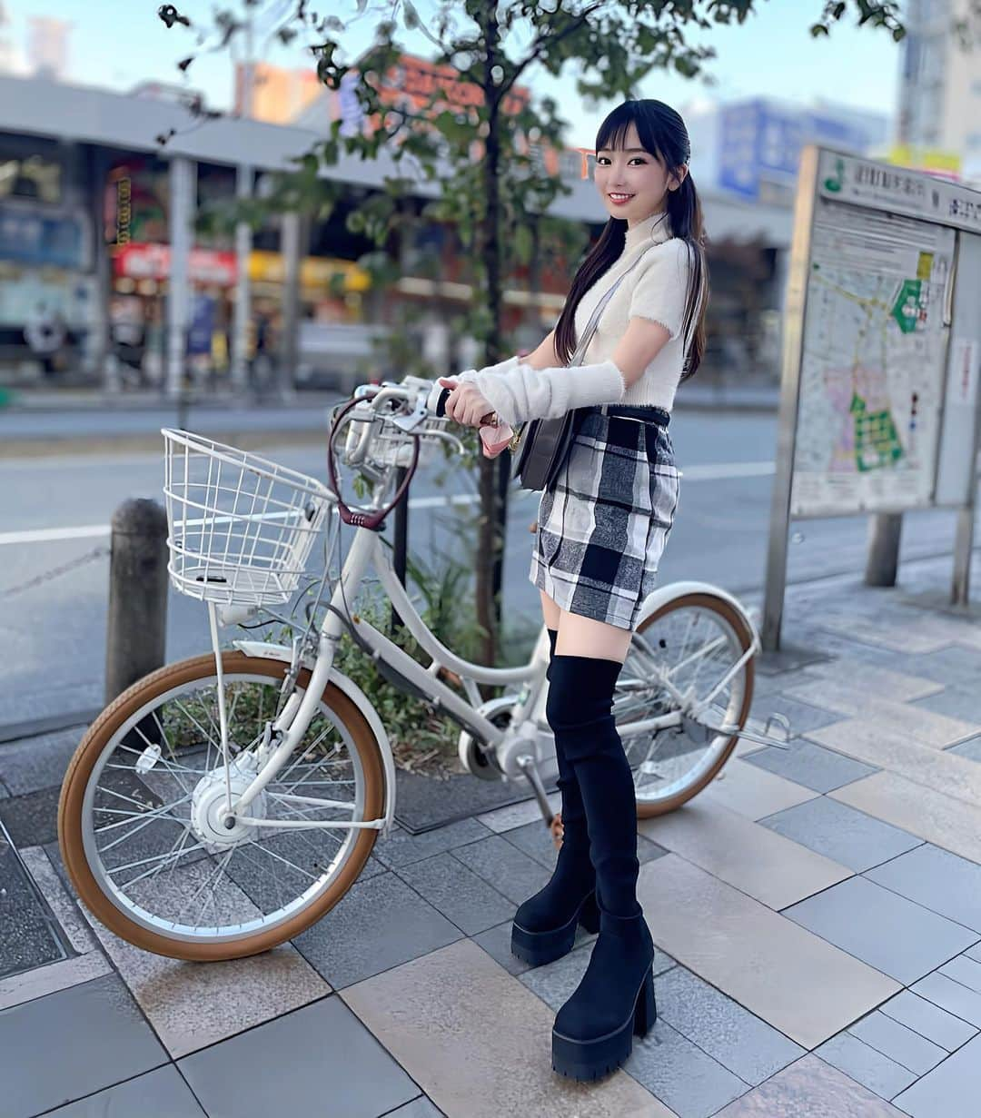 吉沢朱音さんのインスタグラム写真 - (吉沢朱音Instagram)「サイクリング🚴‍♂️ 最近、遠出も含めて自転車率高めです😆 . もし見かけたらそっと応援してください。 電動ですが厚底ブーツでかなりキツイです(๑•̀ㅁ•́ฅ✨ . でも風気持ちいいしオススメ☺️💗 . . tops＆skirt: #grl  shoes: #gyda  . #自転車 #自転車女子 #自転車旅  #サイクリング女子 #cycling #全身コーデ #私服」11月8日 16時40分 - nesomagic72