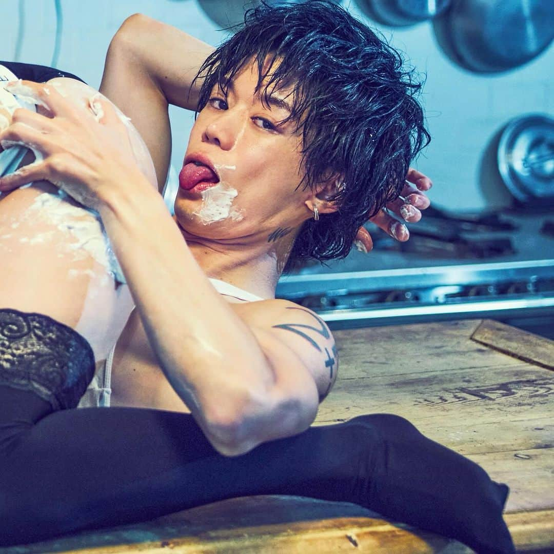 SHIROSEのインスタグラム：「Lick you? or Lick me? Choose.  _______  全国37ヶ所ライブについて質問募集!!  聞きたいこと 知りたいこと 応援コメント  #初リプ歓迎 #雑リプ歓迎 #クリマンさん歓迎 #お返事書きます  ___ Cast: @akutsumao @wjf_shirose」