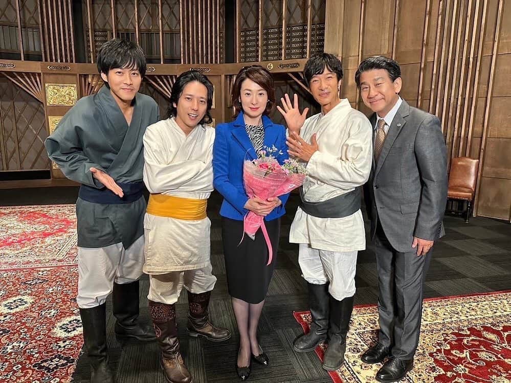 VIVANTさんのインスタグラム写真 - (VIVANTInstagram)「⋱🐈‍⬛#𝐕𝐈𝐕𝐀𝐍𝐓 クランクアップ💐 ⋰   乃木憂助役 #堺雅人 さん 柚木薫役 #二階堂ふみ さん 黒須駿役 #松坂桃李 さん ノコル役 #二宮和也 さん 西岡英子役 #檀れい さん ベキ役 #役所広司 さん 野崎役 #阿部寛 さん 新庄役 #竜星涼 さん 鈴木役 #内野謙太 さん 東条役 #濱田岳 さん 佐野役 #坂東彌十郎 さん 櫻井役 #キムラ緑子 さん  放送から早1ヶ月… 改めて皆様に応援いただいたことに感謝いたします🙇🏻‍♀️  特別企画もお楽しみに✨️」11月8日 16時42分 - tbs_vivant