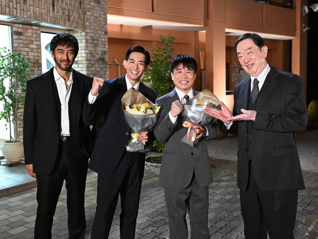 VIVANTさんのインスタグラム写真 - (VIVANTInstagram)「⋱🐈‍⬛#𝐕𝐈𝐕𝐀𝐍𝐓 クランクアップ💐 ⋰   乃木憂助役 #堺雅人 さん 柚木薫役 #二階堂ふみ さん 黒須駿役 #松坂桃李 さん ノコル役 #二宮和也 さん 西岡英子役 #檀れい さん ベキ役 #役所広司 さん 野崎役 #阿部寛 さん 新庄役 #竜星涼 さん 鈴木役 #内野謙太 さん 東条役 #濱田岳 さん 佐野役 #坂東彌十郎 さん 櫻井役 #キムラ緑子 さん  放送から早1ヶ月… 改めて皆様に応援いただいたことに感謝いたします🙇🏻‍♀️  特別企画もお楽しみに✨️」11月8日 16時42分 - tbs_vivant