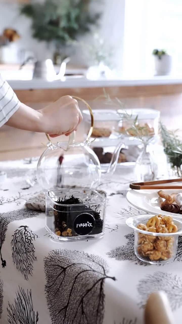 shihoのインスタグラム：「お茶時間。  紅茶にルイボスティー、緑茶に台湾茶、フレーバーティー その時々によっていろいろなお茶を楽しみます  香りが命の茶葉 おともの焼き菓子は湿気が大敵  袋を開けた時のようなフレッシュな香りも食感も 真空保存だと長持ちしてくれます♪  ツヴィリングさんの新商品です♪ #日々のくらし#暮らしの記録#zwilling #ツヴィリング #zwilling1731 #freshnessextended #freshandsave #フレッシュアンドセーブ#日々#おうち#暮らしを楽しむ#くらし」