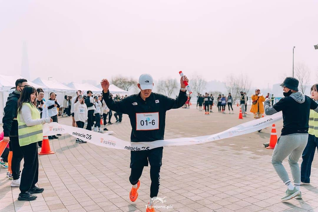 ジヌションのインスタグラム：「🏃‍♂️🏥 14년 동안 긴 마라톤처럼 달려왔던 루게릭요양병원 건립이 드디어 2023년 착공식을 합니다. 국내 최초 루게릭요양병원 건립을 기념해서  2023 Miracle365 x 위드아이스 릴레이 런 개최합니다.  - 일시: 2023년 11월 25일 오전 9시 - 장소: 서울 노들섬 잔디광장 - 모집인원: 선착순 60팀!!(*여성 2명이상 포함해 6인 구성 필수) - 참가비: 1인당 5만원(1팀 30만원) * 참가비는 루게릭요양센터 건립과 운영을 위해 사용됩니다.  ❗내용: 팀원이 1.5km씩(팀 당 총 9km)를 달리며 미션게임을 빠르게 통과해 보세요! *팀별 바통 미준비 시 패널티 예정  ❗1위 2위 3위 팀 시상 합니다 드레스 코드/ 스페셜 바통 시상식/ 추첨 이벤트 선물이 준비되어 있습니다  주변에 알리고 러닝 크루한테 연락해서 빨리 신청하세요  우리는 함께 루게릭병 환우와 가족들을 위해서 달립니다.  이 캠페인은 이삭토스트 @isaactoast.official 가 함께합니다.  참가신청은 위드아이스 홈페이지에서!  👆프로필에서 바로가기 링크를 확인해주세요.  #승일희망재단 #미라클365 #이삭토스트 #노스페이스 #가민 #데이비드홍삼 #릴레이런 #루게릭병 #루게릭요양센터 #기부런 #러닝 #러닝크루」