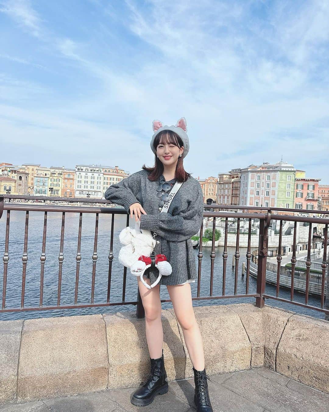 田島芽瑠のインスタグラム：「全部グレイルで揃えたディズニーコーデ🎨♡  バックと靴はスナイデルなんだけど洋服はどちらもGRL✨ 今年も大人気のニットショートパンツ（an1295）とニットカーディガン（kz296）です！カーディガンだけど私は普通にトップスとして着ちゃってる笑  ジェラトーニのベレー帽もまじ可愛すぎる。特に後ろ姿が可愛いの😂写真見て欲しいもん。  今年のトレンドのふわふわバックもお気に入り。snidelのロゴも可愛いの〜！  楽ちんの褒められコーデです✌️買ってよかった〜！」