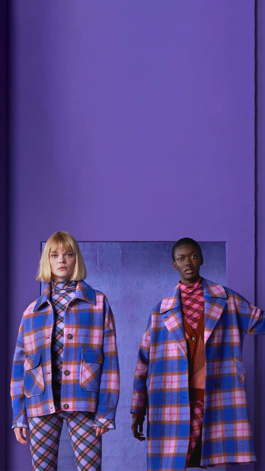 オイリリーのインスタグラム：「Take a look behind the scenes of our fall/winter shoot, because this is the item of the fall: a beautiful check print coat! 💫   #oilily #oililywomen #coat #newcollection #oililyworld」