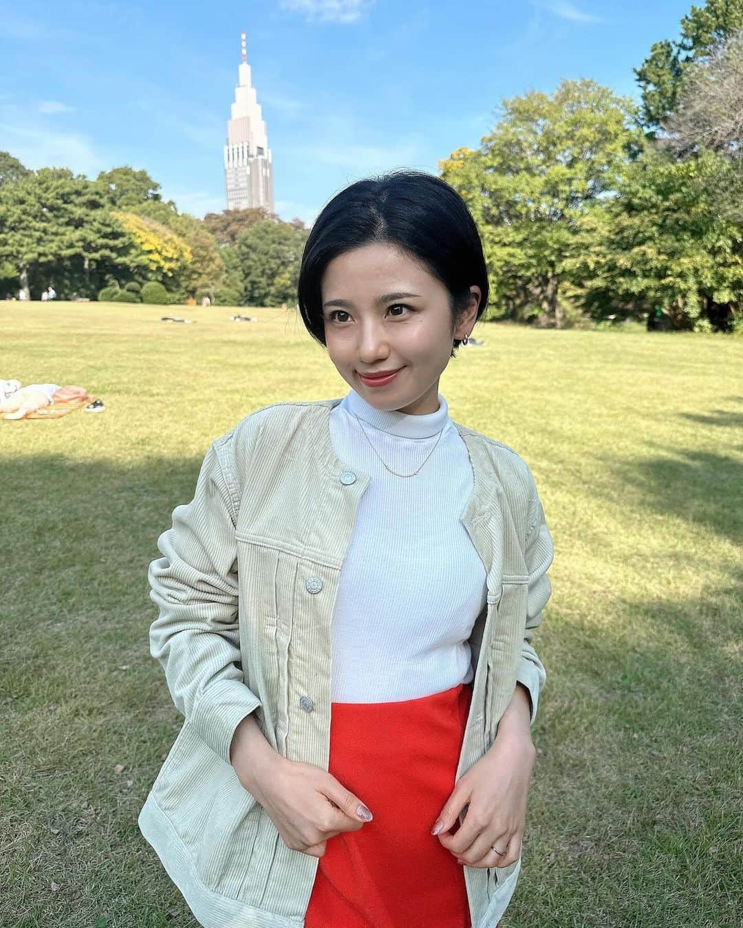 小池美由さんのインスタグラム写真 - (小池美由Instagram)「11月とは思えない陽気😇  可愛いアウター着て満足な人生 メンズですがSサイズならいい感じなオーバーになってお気に入りです💯  この日はピクニック ピクニックの醍醐味は 満腹後すぐに芝生でごろごろできるところ🙃  いつだって横になっていたい 縦より横が好き  #3枚目オフショット まだ小池が喋ってる途中でしょうが！！！！！！  どうせ大したことは話してません。  #fashion #autumnfashion  #ootd #calee」11月8日 16時47分 - kkkkkoike