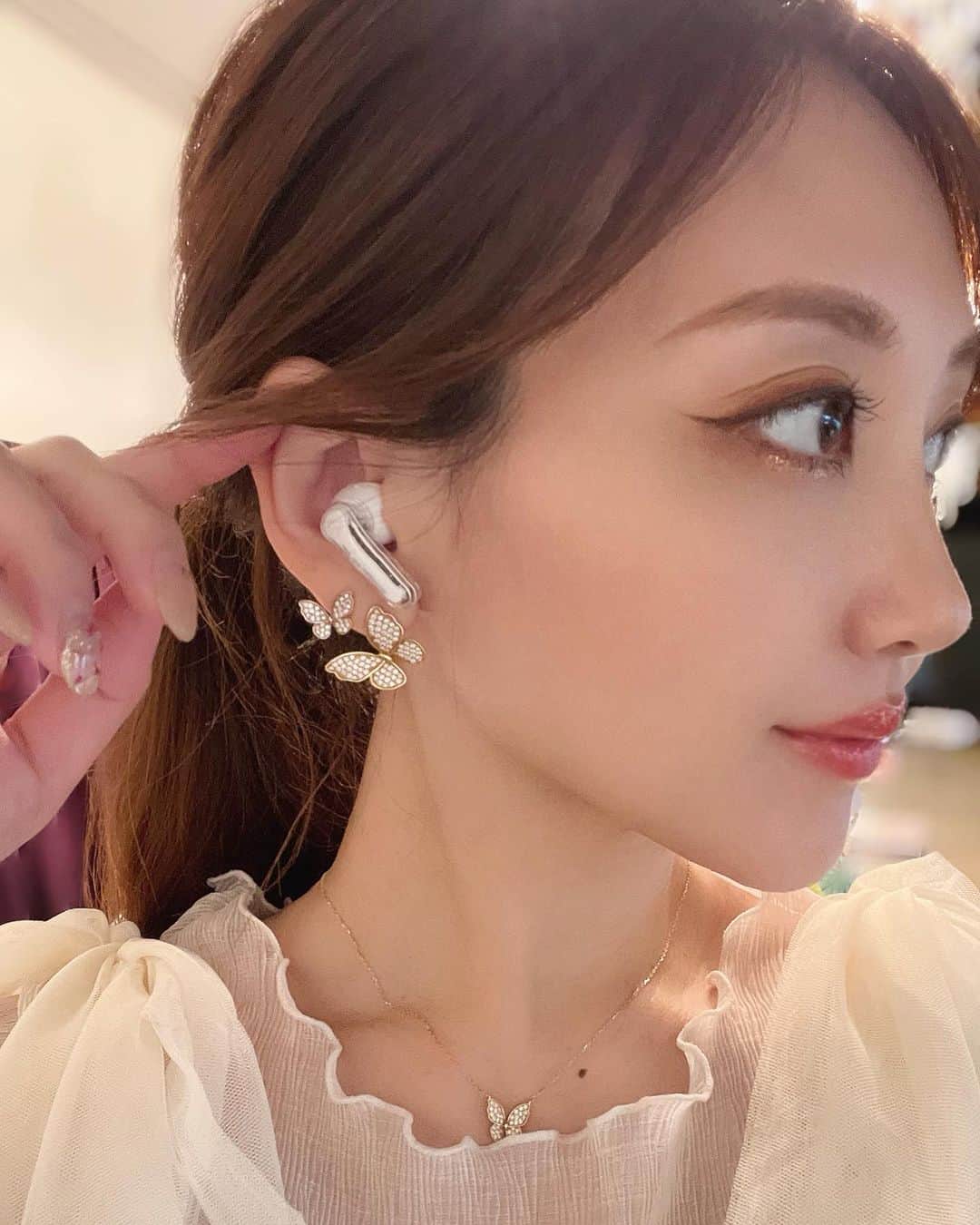 太田莉加のインスタグラム：「・ ・ My newイヤホン🩵 イヤホンもモバ充も どんどん子どもたちに持ってかれるからw ⁡ 見た目も可愛いでしょ🩵 お氣に入り✨ ⁡ @soundpeats_jp  ハッシュタグ #ワイヤレスイヤホン #soundpeats #soundpeatsjp #soundpeatsclear」