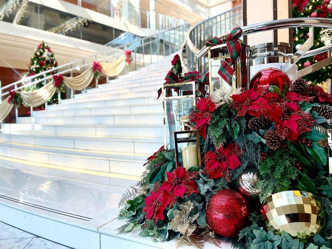 ホテル京阪ユニバーサル・タワーさんのインスタグラム写真 - (ホテル京阪ユニバーサル・タワーInstagram)「* 【クリスマス装飾🎄🤶】  今日は立冬ですね🌨️ いよいよ冬が訪れます🌃🫧 当ホテルの大階段もクリスマス仕様になりました⛄️  大きなクリスマスツリーは見応え抜群🎄❤️ 階段の下から見上げると雪の結晶も❣️❄️ 夜はまた違った雰囲気をお届けします🎁✨  @hotel_keihan_universal_tower https://www.hotelkeihan.co.jp/tower/  #ホテル京阪ユニバーサルタワー #usjオフィシャルホテル #大阪ホテル #大阪旅行 #ユニバーサルスタジオジャパン #フォトスポット #大階段 #光の大階段 #クリスマス　 #クリスマスツリー #オーナメント #雪の結晶 #装飾 #クリスマス装飾 #hotelkeihanuniversaltower #universalstudiosjapan  #유니버설스튜디오재팬  ※掲載内容は予告なく変更する場合がございます。 あらかじめご了承ください。」11月8日 16時49分 - hotel_keihan_universal_tower