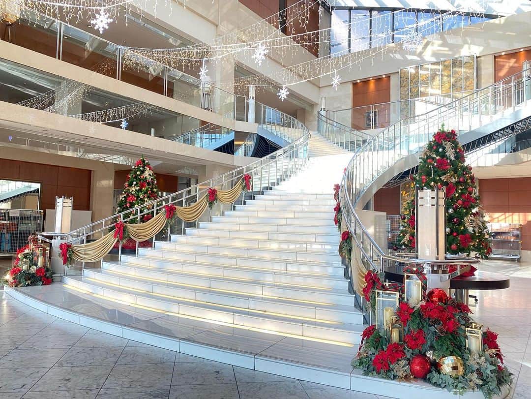 ホテル京阪ユニバーサル・タワーさんのインスタグラム写真 - (ホテル京阪ユニバーサル・タワーInstagram)「* 【クリスマス装飾🎄🤶】  今日は立冬ですね🌨️ いよいよ冬が訪れます🌃🫧 当ホテルの大階段もクリスマス仕様になりました⛄️  大きなクリスマスツリーは見応え抜群🎄❤️ 階段の下から見上げると雪の結晶も❣️❄️ 夜はまた違った雰囲気をお届けします🎁✨  @hotel_keihan_universal_tower https://www.hotelkeihan.co.jp/tower/  #ホテル京阪ユニバーサルタワー #usjオフィシャルホテル #大阪ホテル #大阪旅行 #ユニバーサルスタジオジャパン #フォトスポット #大階段 #光の大階段 #クリスマス　 #クリスマスツリー #オーナメント #雪の結晶 #装飾 #クリスマス装飾 #hotelkeihanuniversaltower #universalstudiosjapan  #유니버설스튜디오재팬  ※掲載内容は予告なく変更する場合がございます。 あらかじめご了承ください。」11月8日 16時49分 - hotel_keihan_universal_tower
