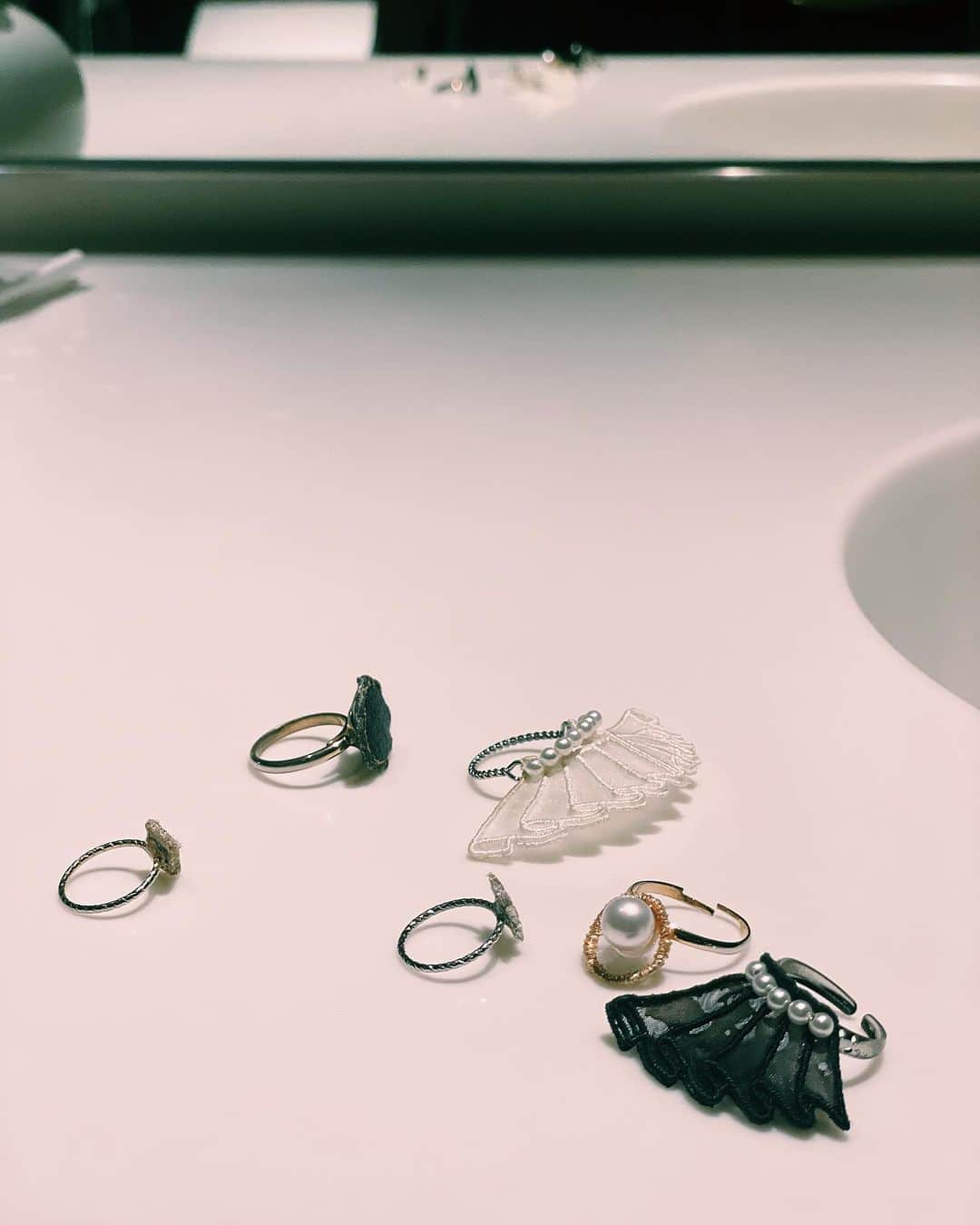 のインスタグラム：「💍💍💍💍💍💍💍💍💍💍  📻SKIP! SKIP! RADIO📻 "イヴ・サンローラン展に行ったよ〜" が公開になりました！ 今思い出しても、刺繍、とっても素敵でした…！！ 自分がキャッツ・アイだったらどれを狙うかな…🐈 皆様はどれに惹かれるかな…👀？？ ぜひ #スキップスキップレディオ #スキレディ  などのハッシュタグでもご感想お待ちしております♡ (ストーリーから飛べます📺)  @jimonjitoufashion」