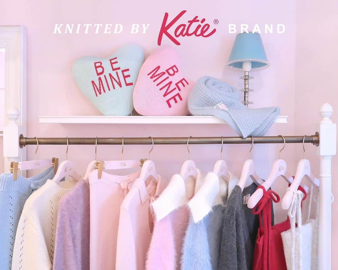 ケイティのインスタグラム：「𝙺𝙽𝙸𝚃𝚃𝙴𝙳 𝙱𝚈 𝓚𝓪𝓽𝓲𝓮®︎ ᴮᴿᴬᴺᴰ  Katie のニットコレクション🧶  mohair, wool, shaggy, cotton  etc.. さまざまな素材とデザインで ご用意しております🩷  #katiethestore  #knittedbykatiebrand」