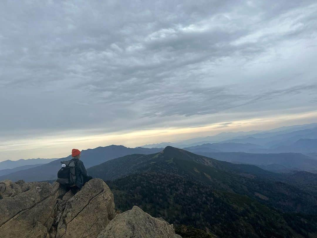 REIKAさんのインスタグラム写真 - (REIKAInstagram)「⛰⛰⛰ 『幸せ』 ⛰⛰⛰ とは 他人が決めるものではなく 他人と比べて決めるものでもなく 自分自身にしか決められないものなので あなたがどんな境遇であれ あなたが幸せだと思えば幸せです  と、思って生きてます🏔  だから、幸せになりたいって思ってるうちは、幸せになんかなれないんだぜってゆーのを経験から学習してきました（笑）  ないものばかりを数えていては、いつまでたっても満たされない。  今あるものに目を向けてみれば、今こうして生きてること、大切な人達と笑い合えてること、ご飯が食べれること、身体が動いて踊れること、山に登れること、、、人それぞれに 多くのものを既に持っている。  そこに気づいた時、 感謝の気持ちが湧き出ます。  今こうして生きている奇跡に感謝し、一人の人間として成長し続けたいです。  山は私に色んな事を教えてくれます。 ⛰🙏✨  今年は各地で熊が頻繁に挨拶しにきているらしいので、 山民の皆様、山に呼ばれた際は お互いに十分に気をつけましょうね。🐻  そこに？ #山があーる #山ガール #😘  #登山女子  #手ぬぐいーず  #復活しました」11月8日 16時52分 - reika_bra