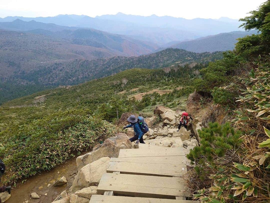 REIKAさんのインスタグラム写真 - (REIKAInstagram)「⛰⛰⛰ 『幸せ』 ⛰⛰⛰ とは 他人が決めるものではなく 他人と比べて決めるものでもなく 自分自身にしか決められないものなので あなたがどんな境遇であれ あなたが幸せだと思えば幸せです  と、思って生きてます🏔  だから、幸せになりたいって思ってるうちは、幸せになんかなれないんだぜってゆーのを経験から学習してきました（笑）  ないものばかりを数えていては、いつまでたっても満たされない。  今あるものに目を向けてみれば、今こうして生きてること、大切な人達と笑い合えてること、ご飯が食べれること、身体が動いて踊れること、山に登れること、、、人それぞれに 多くのものを既に持っている。  そこに気づいた時、 感謝の気持ちが湧き出ます。  今こうして生きている奇跡に感謝し、一人の人間として成長し続けたいです。  山は私に色んな事を教えてくれます。 ⛰🙏✨  今年は各地で熊が頻繁に挨拶しにきているらしいので、 山民の皆様、山に呼ばれた際は お互いに十分に気をつけましょうね。🐻  そこに？ #山があーる #山ガール #😘  #登山女子  #手ぬぐいーず  #復活しました」11月8日 16時52分 - reika_bra