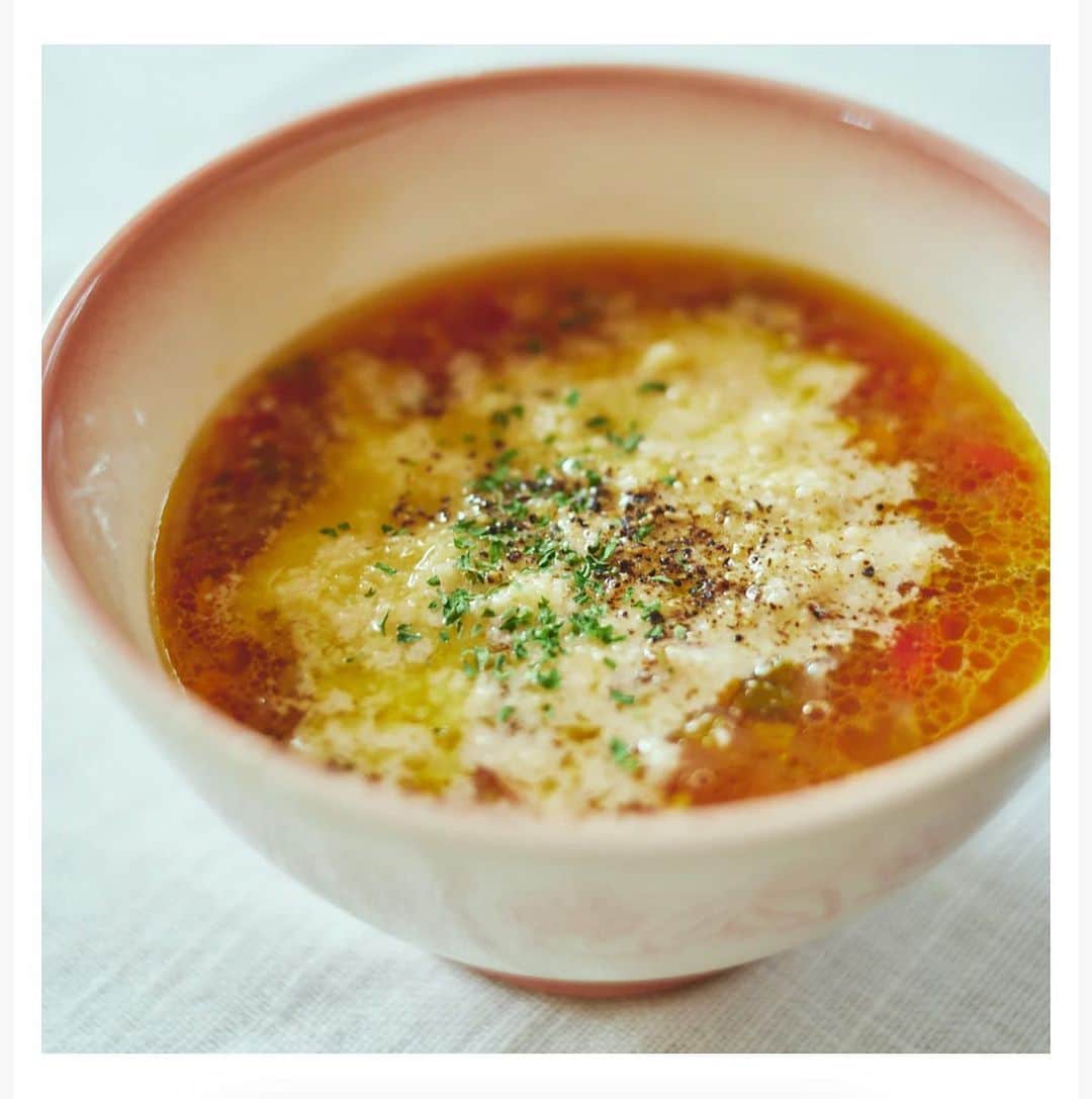 黄川田としえさんのインスタグラム写真 - (黄川田としえInstagram)「「北欧、暮らしの道具店」さんでの取材記事が4話全て公開となりました。 @hokuoh_kurashi   photo/ @ryotsuchida   「はじまりのスープ」というテーマで、朝の私を助ける、アレンジ自在のスープの素をご紹介しています。 冷凍保存もできる「ベーコンと野菜の香味ベース」を作っておくと、忙しい朝にさっと温めて色々アレンジできます。 ご紹介した☟ 「コクたっぷりのトマトスープ」 ごはん派さんの朝にオススメ「卵豆乳みそスープ」 「韓国風わかめスープうどん」  以外にも、オムライス、チャーハン、ミートソース、などなど色々使える素です。  北欧暮らしの道具店　黄川田としえ　🔍 で検索していただくと今までの取材のレシピなども色々ご覧いただけます。  よろしくお願いいたします☺︎  #黄川田としえ#tottorante #北欧暮らしの道具店 #北欧暮らしの道具店レシピ  #tottogohan  #tottoレシピ #totto__life #スープの素 #ベーコンと野菜の香味ベース」11月8日 16時52分 - tottokikawada