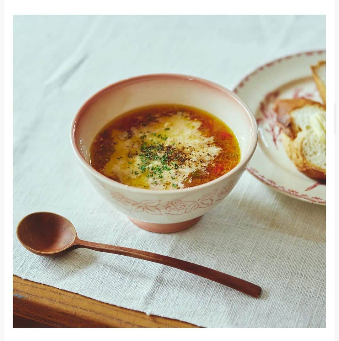 黄川田としえさんのインスタグラム写真 - (黄川田としえInstagram)「「北欧、暮らしの道具店」さんでの取材記事が4話全て公開となりました。 @hokuoh_kurashi   photo/ @ryotsuchida   「はじまりのスープ」というテーマで、朝の私を助ける、アレンジ自在のスープの素をご紹介しています。 冷凍保存もできる「ベーコンと野菜の香味ベース」を作っておくと、忙しい朝にさっと温めて色々アレンジできます。 ご紹介した☟ 「コクたっぷりのトマトスープ」 ごはん派さんの朝にオススメ「卵豆乳みそスープ」 「韓国風わかめスープうどん」  以外にも、オムライス、チャーハン、ミートソース、などなど色々使える素です。  北欧暮らしの道具店　黄川田としえ　🔍 で検索していただくと今までの取材のレシピなども色々ご覧いただけます。  よろしくお願いいたします☺︎  #黄川田としえ#tottorante #北欧暮らしの道具店 #北欧暮らしの道具店レシピ  #tottogohan  #tottoレシピ #totto__life #スープの素 #ベーコンと野菜の香味ベース」11月8日 16時52分 - tottokikawada