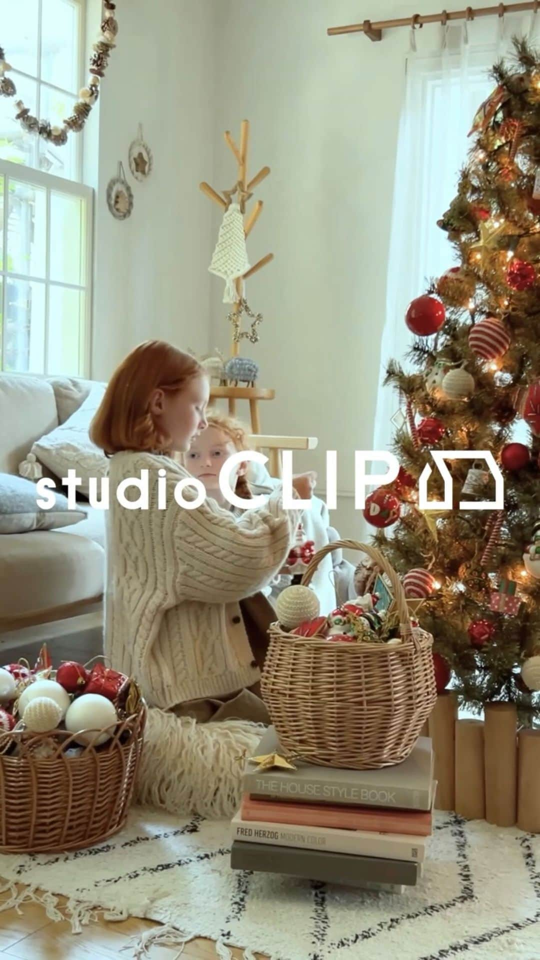 スタディオクリップのインスタグラム：「【お気に入りのオーナメントを見つけよう！】 studio CLIPでは今年もクリスマスオーナメントを 種類豊富にご用意しています。ぜひ、店頭に見にきてくださいね！  スペシャルサイトも公開中。クリスマスツリー選びや飾り方の参考にWEBページもご覧ください。  もうクリスマスツリーを飾った方はコメントで🎄の絵文字を送ってね！  #studioclip#スタディオクリップ#クリップマス#クリスマス#クリスマスツリー#ツリー#スタジオじゃないよスタディオだよ#クリスマスオーナメント#オーナメント#クリスマスインテリア#インテリア#ナチュラルインテリア#ナチュラルインテリア雑貨#クリスマスガーランド#クリスマス飾り#ツリーアシカクシ#アシカクシ#足隠し#脚隠し#クリスマスプレゼント #リース#クリスマスリース#ツリートップ#クリスマス雑貨#クリスマス#ツリーの飾り方#ミニツリー#クリスマス準備#クリスマスパーティー#クリスマスツリー飾り付け#クリスマス会」