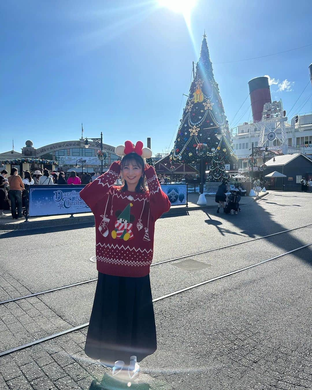 近藤夏子さんのインスタグラム写真 - (近藤夏子Instagram)「.   #ひるおび中継 今日からクリスマスイベントが始まった#東京ディズニーシー からお届けしました🐭🎄 　 　  クリスマスに来たのはもう何年ぶりだろう。 何度来てもワクワクしますね🤍 　 クリスマスの妖精#リルリンリン のセーターを着て、耳を付けて 中継で紹介したサンドイッチを放送後にむしゃむしゃ食べている私です🤤笑 幸せそう🤤笑 　  またゆっくり来たいな〜🎄 まさに夢の国！心が洗われました🩵 　 　 . #tokyodisneysea #クリスマス #指先に飛行機」11月8日 17時03分 - kondokako0804