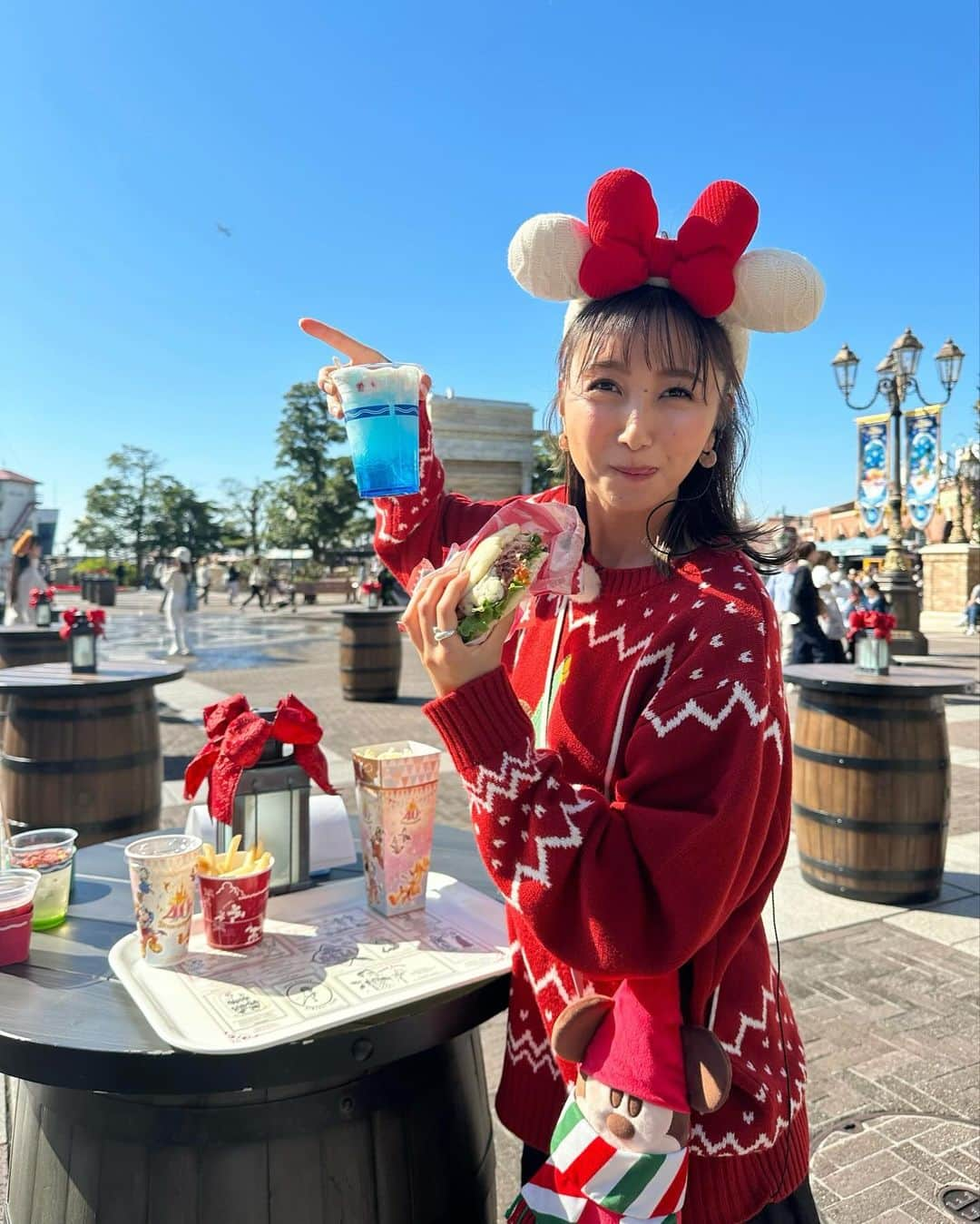 近藤夏子のインスタグラム：「.   #ひるおび中継 今日からクリスマスイベントが始まった#東京ディズニーシー からお届けしました🐭🎄 　 　  クリスマスに来たのはもう何年ぶりだろう。 何度来てもワクワクしますね🤍 　 クリスマスの妖精#リルリンリン のセーターを着て、耳を付けて 中継で紹介したサンドイッチを放送後にむしゃむしゃ食べている私です🤤笑 幸せそう🤤笑 　  またゆっくり来たいな〜🎄 まさに夢の国！心が洗われました🩵 　 　 . #tokyodisneysea #クリスマス #指先に飛行機」