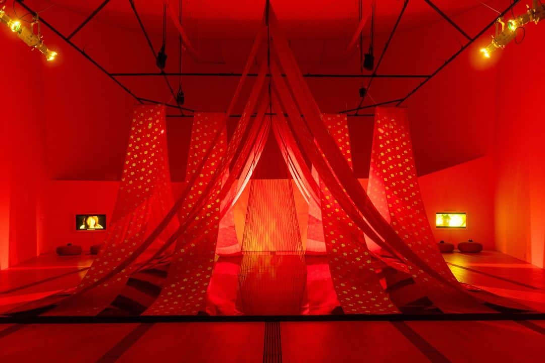 スプツニ子!のインスタグラム：「Marina Bay Sandsにあるシンガポールの代表的美術館ArtScience MuseumでNew Eden展がオープンし、展示オープニングのシンポジウムで作家代表として基調講演をしました。この展覧会では、香港の建築事務所 @napp_studio とのコラボレーションで製作した光るシルクを使ったインスタレーション《Red Silk of Fate – The Shrine》を展示しています。本展覧会は今まであまり取り上げられることが多くなかった、SFにアプローチするアジアの視点を持つ女性のアーティストの作品を集め、古代神話、現代アート、ポストモダニズム映画をシームレスに行き来しながら、よりインクルーシブな未来を求める女性やマイノリティの声を紹介しています。2024年3月3日まで開催しているので、シンガポールに行かれた際には是非。参加アーティストもLee Bul, Cao Fei, Anicka Yi, 森万里子さんなどとても豪華です。 詳しい情報は公式ページでどうぞ。 https://www.marinabaysands.com/.../exhibitions/new-eden.html 参加アーティスト: Morehshin Allahyari (@morehshin), Cao Fei (@cao_fei), Patty Chang, Kara Chin (@karachin), Chok Si Xuan, Club Ate, Debbie Ding (@dbbd.sg), Fei Yi Ning (@feiyining), Shilpa Gupta (@shilpaguptastudio), Etsuko Ichihara (@etsuko_ichihara), Lee Bul, Liu Xiao Fang, Xin Liu (@xin_liu_studio), Mariko Mori (@marikomori), Moon and Jeon (@moonandjeon), Nguyen Trinh Thi, PACK, Anne Samat, Soe Yu Nwe (@soeyunwe), Sputniko! (@5putniko), Astria Suparak (@astriasuparak), The House of Natural Fiber (@honf_lab), Saya Woolfalk (@sayawoolfalkstudio) and Anicka Yi (@anickayi_studio).」
