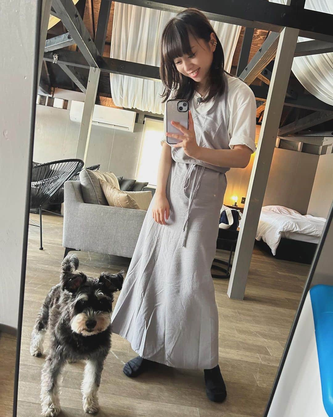 伊藤寧々のインスタグラム：「ㅤㅤㅤㅤㅤㅤㅤㅤㅤㅤㅤㅤㅤ 昨日放送だった「いぬじかん」犬連れ専用の豪華ヴィラのロケを一緒に頑張ってくれたシュナウザーのパスカルと✨ 若く見えるけれどこうみえて、11歳の大人犬です🐶 わんちゃんとのロケは私自身も慣れていないことがあったけれど、 穏やかで心優しいパスカルが沢山遊んだりくつろいでくれて私も嬉しかった〜😌  この日のコーデは動きやすくかつ可愛く、、 one-piece @baserange.store.tokyo  T-shirt @auralee_tokyo  ㅤㅤㅤㅤㅤㅤㅤㅤㅤㅤㅤㅤㅤ 「いぬじかん」最新話はTVerでもご覧いただけます！ ぜひみてね！ ㅤㅤㅤㅤㅤㅤㅤㅤㅤㅤㅤㅤㅤㅤㅤㅤㅤㅤㅤㅤㅤㅤㅤㅤㅤㅤ #149cmコーデ #寧々私服 #低身長コーデ」