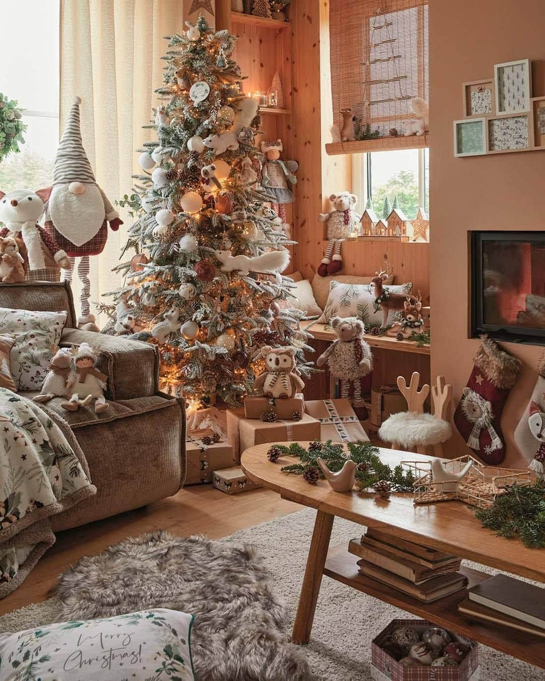 auchan_franceさんのインスタグラム写真 - (auchan_franceInstagram)「Cette année, célébrez la joie d’être ensemble en décorant votre maison à votre façon pour Noël 🎄🎅  Découvrez nos 3 univers féériques et préparez votre déco pour passer des moments chaleureux et festifs avec vos proches !  💬 Dans lequel de ces univers imaginez-vous fêter Noël cette année ?   🎅 Noël ensemble ☃️ Chalet enneigé  💫 Sous les étoiles   #Auchan #Actuel #Décoration #Noël」11月8日 16時59分 - auchan_france