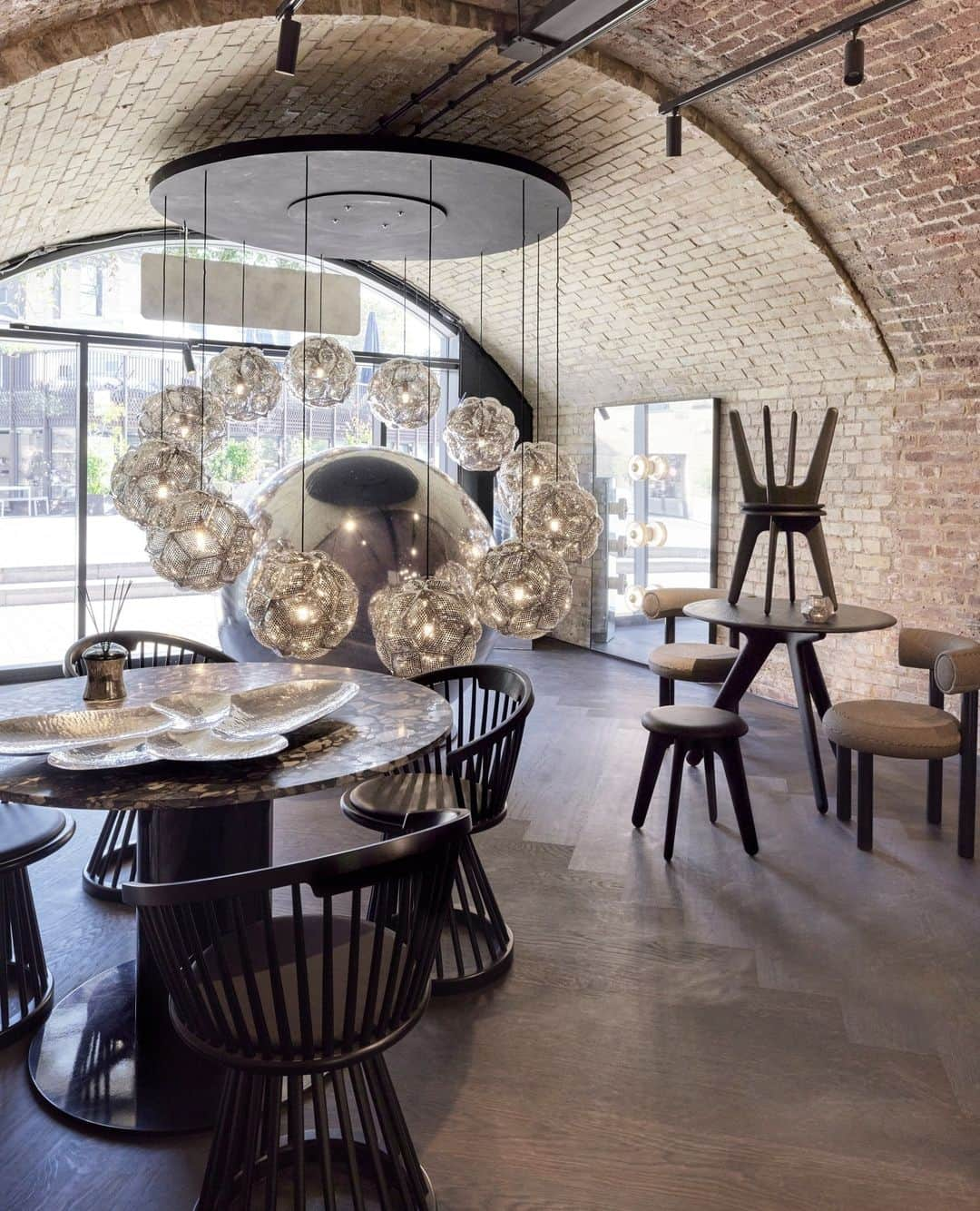 トム ディクソンのインスタグラム：「When the light hits just right. ⁠ ⁠ The etched and perforated panels of our PUFF Pendants create small but highly reflective facets that disperse myriad internal reflections, creating a vibrant and dynamic atmosphere at our King's Cross Flagship Store in London.  📸 @peer_lindgreen」