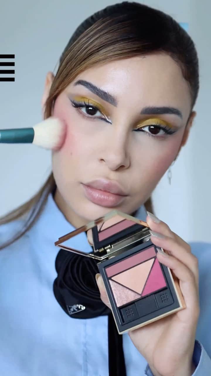 セフォラのインスタグラム：「Commentez des 🌟 si vous aussi vous validez le full look @pradabeauty de @sananas2106 ! Des produits parfaits pour sublimer votre teint, vos yeux et votre bouche à retrouver uniquement chez Sephora 🫶🏻  #SephoraFrance #PradaMakeup #Makeup」