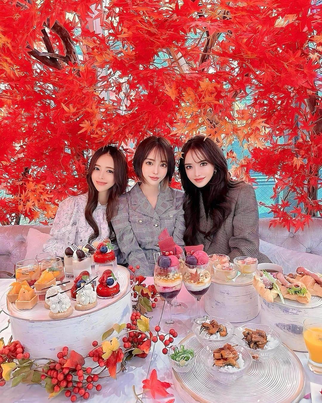ririのインスタグラム：「🍁🍁🍁  @hautecouturecafe_official   🍁🍁🍁  期間限定アフタヌーンティー🫖 Maron🌰& Fruits Afternoontea🍓  都会の🏙真ん中で 秋を感じる🍇 真っ赤な紅葉の空間🥰  素晴らしく映えcafeでした👏😃🌈  大好きなさき吉とありさと いつも通り濃厚な話をお昼から して楽しかった😂💓㊙️  11/8-12/3までなので、 ぜひのぞいてみてね✌️😘✌️  #love #happy #cafe #smile #friend #映えカフェ  #表参道カフェ」