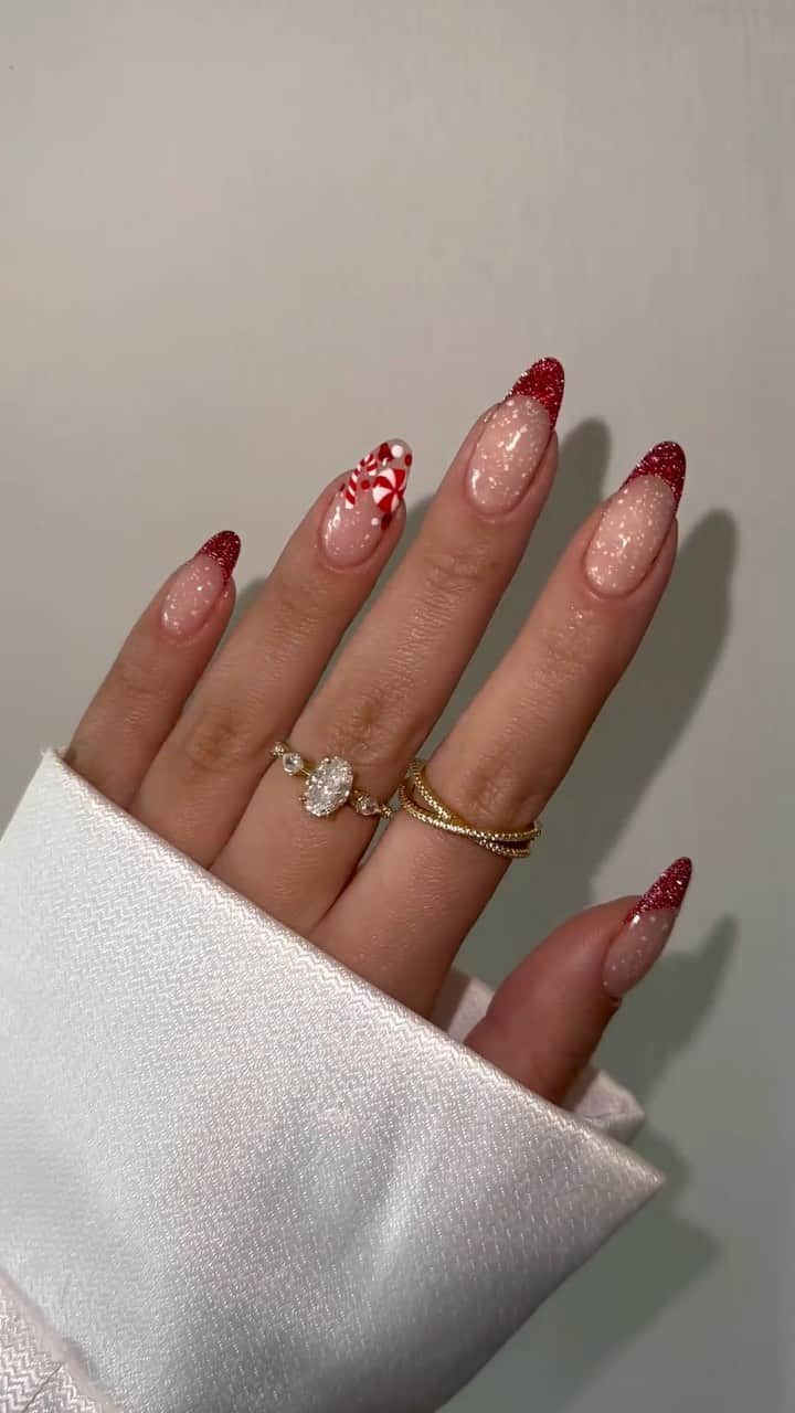 Public Desireのインスタグラム：「47 DAYS 🎅🏼✨ We love these christmas inspired nails by @naileditbeauty 💅🏻😍」