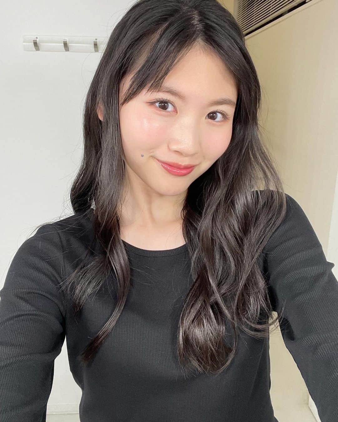 のインスタグラム：「ギャルっぽコーデ🖤 黒のトップスとグレーのデニムで統一感を𖤐ﾐ  tops＿GU bottom＿ZARA  #ニコラ #nicola #ニコラ12月号 #ニコラモデル #ニコモ #fjc #sjc #ljc #fjk#GU#GUコーデ#ZARA#zaraコーデ」