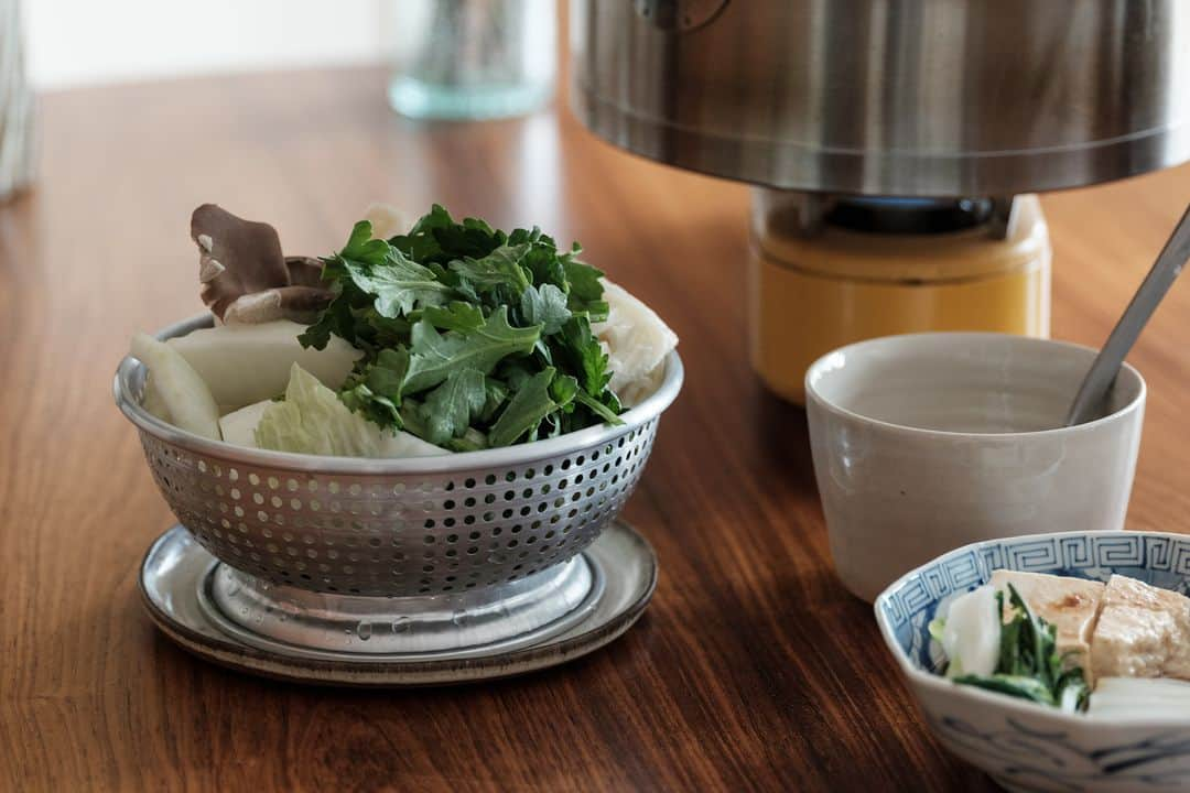 ヒラハルのインスタグラム：「【生でもおいしい野菜。贅沢に鍋で召し上がってみてほしいです！】  わざわざの合言葉は #よき生活者になる 。食料品は、身体に嬉しく余計なものが入っていないこと。作り手の顔が見えること。繰り返し普段使いのしやすい価格帯であること。かつ、決して安すぎないことも大切に、一定の食品選定基準に沿って取り扱う食品を選んでいます。  ▶季節がわりのわざわざセット　11月便　¥5,500 ただいま11月23日〜発送分のご予約を承っています。  「#季節がわりのわざわざセット」11月便はパン＆お菓子とともに、長野県佐久穂町・のらくら農場の野菜セットをお届け。「これだけでおいしい鍋のできあがり！」となるような基本のだし・ぽん酢、味を引き立てる薬味、シメのうどんまでバッチリと揃えて、生活に取り入れやすい組み合わせになりました。  このセットをきっかけにお試しに生活に取り入れていただき、お客様にとってのよき生活に役立てていただけたなら幸いです。  送料は弊社負担となります。送料を含めた合計価格からはおよそ20%引きでお買い上げいただける大変お得なセットです。  ・・・  季節がわりのわざわざセット 11月便 内容：  🍞わざわざのパンとお菓子 ・みまきカンパーニュ 1/2サイズ ・角食 1.5斤 ・全粒スコーン(プレーン) 1個 ＋ココナッツスコーンor紅茶スコーン 1個  🥕季節の農産物 ・のらくら農場 野菜セット（4品） ・肉厚原木椎茸｜ファーム光  🥢調味料／食品 ・黒うどん（太麺・細麺）｜のらくら農場 ・ゆず醤油 かけぽん｜ムソー チョーコー醤油 ・かんずり 小 ・顆粒だし（和風だし）｜オーサワ ・黒ごまかりん糖｜サンコー ・農薬を使わずに育てた宇治緑茶 ティーバッグ｜ひしわ  ※入荷状況により、余儀なくセット内容が変更となる場合がございます。 ※賞味期限まで１ヶ月以内に近づいているものは販売いたしません。  ・・・  @wazawazapan ☝️お買い物はプロフィールリンクより 『わざわざオンラインストア https://waza2.com/』をタップ  ・・・・・・・・・・・・・・・  #パンと日用品の店わざわざ #わざわざ #わざわざパン #wazawaza  #毎月のお楽しみ #旬の食べ物 #長野 #東御市 #信州 #東信 #送料無料 #食料品セット #パンお取り寄せ #お取り寄せグルメ  #のらくら農場 @norakurafarm」