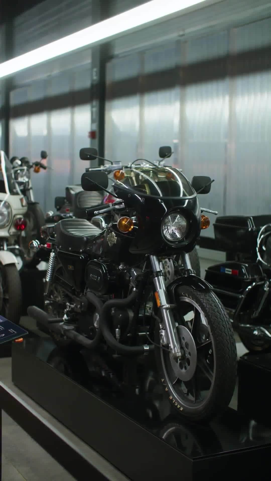 Harley-Davidson Japanのインスタグラム：「今日は、ウィリー・Gの最も象徴的で魅力的なデザインのひとつ、1977年型XLCRをご紹介します  https://www.h-d.com/jp/ja/museum.html  @missjessyjess @hdmuseum  #ハーレーダビッドソン #HarleyDavidson #UnitedWeRide #HDMuseum #HD120」