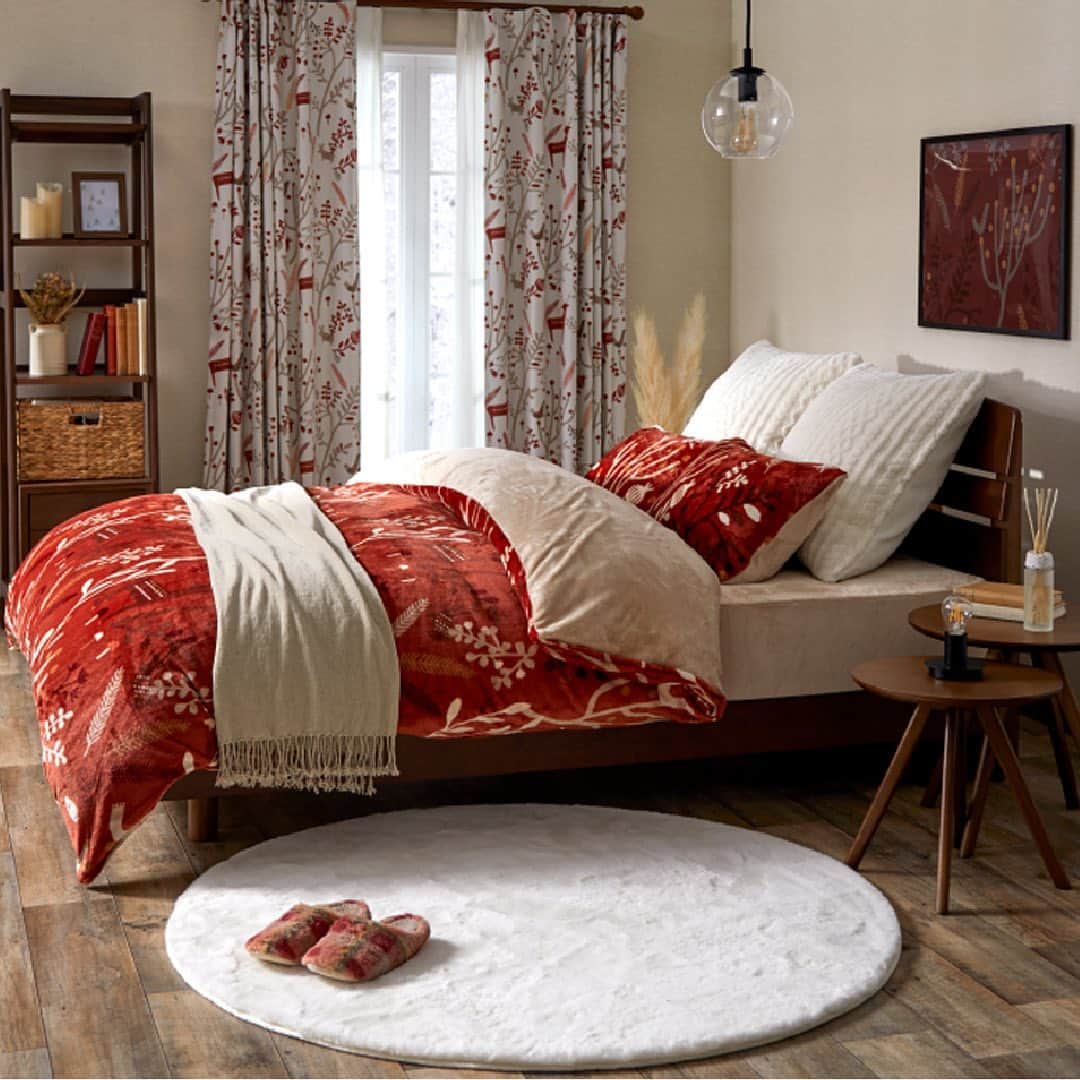 「お、ねだん以上。」ニトリ公式アカウントのインスタグラム：「ベッドルームを冬仕様に模様替え  冷たい風を感じるようになったこの時期、ベッドルームを冬仕様に模様替えして心地よい睡眠環境を作りませんか🧶  🧣Bedroom 赤をベースカラーに、ほっこり楽しい北欧デザインのファブリックで心あたたまるベッドルームに。 ベッドの上でずっとくつろいでいたくなる心地よさ。  🧣この幸せは、冬だからこそ。 ぬくぬく心地いい寝具に触れながら過ごす１日の終わりは、寒い季節ならではの贅沢なひととき。暖炉型ヒーターのゆらぐ炎が心を落ち着かせてくれます。  🧣電気を使わず、エコにあたたかく。 ふとんから出たくないような寒い日も、着る毛布があれば、あたたかく快適に過ごせます。ふわふわの靴下やスローケットで、足元や肩回りもしっかりカバー🧦  ベッドルームはミドルブラウンの家具で統一すると、暖かみがあり、よりおしゃれに。 ほっこり心があたたまる空間づくりで、寒い季節ならではの贅沢なひとときを過ごしましょう✨  ✅今回ご紹介したアイテムは商品タグよりご覧いただけます。画像をタップしてご覧ください👀  ✅#ニトリ #mynitori @nitori_officialのいずれかが付いた投稿はストーリーズにてリポストさせていただくことがございます。みなさまの投稿をお待ちしています😊  ※写真には演出品を含みます。 ※入荷待ちの商品についてはお届けまでに日数をいただく場合がございます。 ※店舗、通販サイトでは展示や在庫がない場合がございます。 ※商品の価格は変動する可能性があります。  #冬 #ベッドルーム #北欧デザイン #模様替え #あったかグッズ #着る毛布」