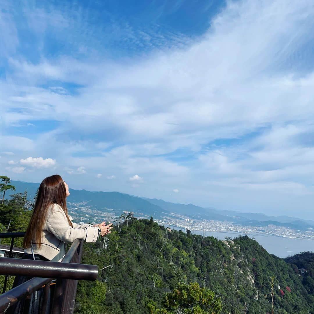 フジテレビ「空旅をあなたへ」さんのインスタグラム写真 - (フジテレビ「空旅をあなたへ」Instagram)「今週木曜日22:54〜の「空旅をあなたへ」は、 アーティスト・平原綾香が巡る、 広島県・宮島✈️  嚴島神社⛩️を抱く山・弥山は、 弘法大師空海ゆかりの地としても知られ、 信仰を集めてきました⛰️✨  そのふもとに広がる公園には、 およそ７００本のもみじ🍁が、 秋を彩ります🍂  今回は、 宮島の絶景に出逢える、弥山の頂へ ロープウェイで向かいます！🚡  自然が奏でる絶景に心躍る宮島の空旅です🥺🍎  是非ご覧ください！  #平原綾香 さん #広島県 #宮島 #廿日市市 #嚴島神社 #宮島ロープウエー #空旅をあなたへ #soratabi #撮影 #撮影オフショット」11月8日 17時01分 - soratabi_fuji