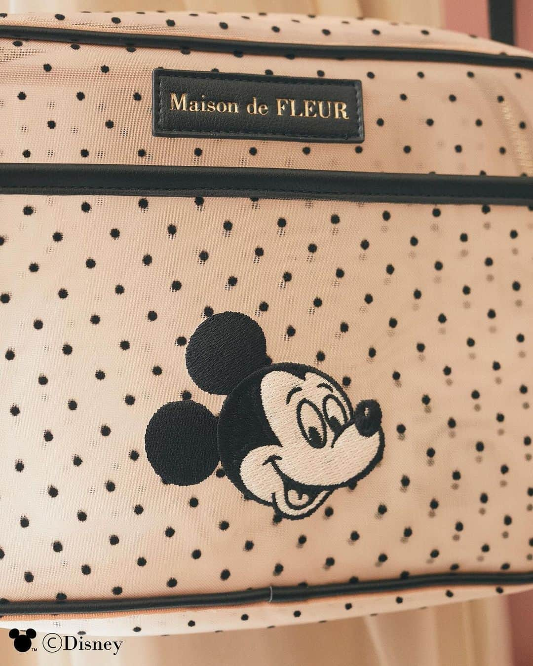 maisondefleur_pressさんのインスタグラム写真 - (maisondefleur_pressInstagram)「【Disney Collection】  「ミッキー」と「ミニー」のお誕生日をお祝いした 特別なコレクションが登場♪  レトロな「ミッキー」と「ミニー」のフェイスアートを 使用したバッグとポーチ全6型がラインナップ✨  A4サイズ対応のトートバッグは丈夫な帆布生地を使用し、 シンプルでデイリー使いにぴったりのアイテムです。  透け感のあるドットメッシュ生地を使用した ショルダーバッグとポーチは、軽量で持ちやすく、 ベージュ＆ブラックの配色で 大人可愛く仕上げているのがポイント◎  ---------------------------------  ○全国ショップ※アウトレット店除く 11/18(sat)～  ○公式通販ストライプクラブ ○ZOZOTOWN 11/17(fri)20:00～  --------------------------------- 【注意事項】 ※販売より1週間は、お一人様、1アイテムにつき1点まで のご購入とさせていただきます。 ※販売初日のお取り置きは不可。2日目以降は可能です。 ※他店舗へのお取り寄せは不可。 ※アイテムは一部サンプルにて撮影を行っております。 実際にお届けする商品と仕様やサイズが若干異なる場合が ございますのでご了承ください。  ━━━━━━━━━━━━━━━ ☑Mickey Mouse/帆布トートバッグ ￥7,700 tax in  ☑Minnie Mouse/帆布トートバッグ ￥7,700 tax in  ☑Mickey Mouse/ドットメッシュショルダー ￥8,800 tax in  ☑Minnie Mouse/ドットメッシュショルダー ￥8,800 tax in  ☑Mickey Mouse/ドットメッシュポーチ ￥4,200 tax in  ☑Minnie Mouse/ドットメッシュポーチ ￥4,200 tax in . . #maisondefleur #メゾンドフルール #disney #ディズニー #ディズニーコレクション #mickey #ミッキー #ミッキーマウス #お誕生日 #minnie #ミニー #ミニーマウス #バースデー #バッグ #バック #トートバッグ #ショルダーバッグ #キャンバストート #大容量 #ポーチ #メッシュ #レトロ #pouch #軽量 #ドット #おでかけコーデ #大人可愛い #大人かわいいコーデ #大人可愛いコーデ」11月8日 17時01分 - maisondefleur_press