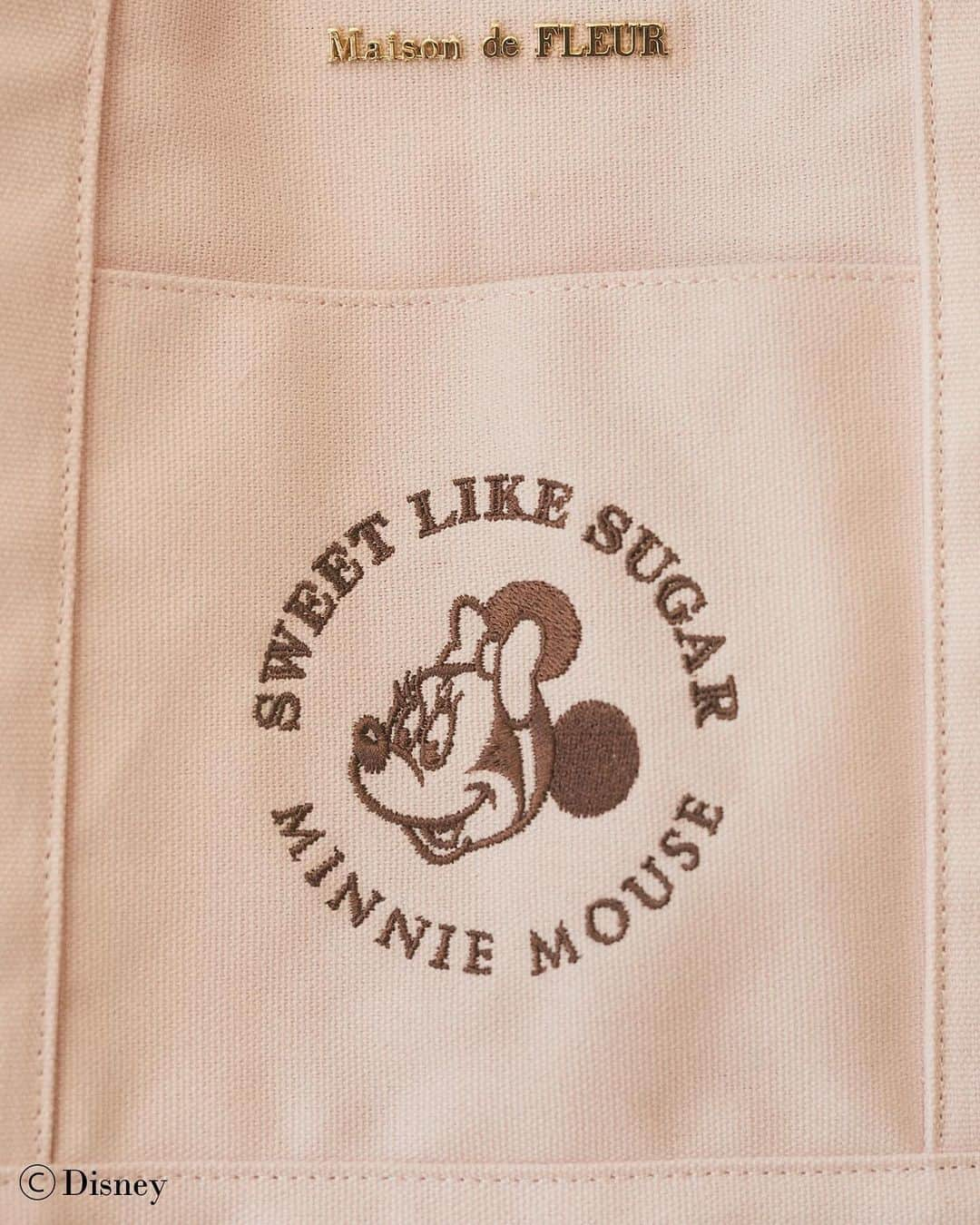 maisondefleur_pressさんのインスタグラム写真 - (maisondefleur_pressInstagram)「【Disney Collection】  「ミッキー」と「ミニー」のお誕生日をお祝いした 特別なコレクションが登場♪  レトロな「ミッキー」と「ミニー」のフェイスアートを 使用したバッグとポーチ全6型がラインナップ✨  A4サイズ対応のトートバッグは丈夫な帆布生地を使用し、 シンプルでデイリー使いにぴったりのアイテムです。  透け感のあるドットメッシュ生地を使用した ショルダーバッグとポーチは、軽量で持ちやすく、 ベージュ＆ブラックの配色で 大人可愛く仕上げているのがポイント◎  ---------------------------------  ○全国ショップ※アウトレット店除く 11/18(sat)～  ○公式通販ストライプクラブ ○ZOZOTOWN 11/17(fri)20:00～  --------------------------------- 【注意事項】 ※販売より1週間は、お一人様、1アイテムにつき1点まで のご購入とさせていただきます。 ※販売初日のお取り置きは不可。2日目以降は可能です。 ※他店舗へのお取り寄せは不可。 ※アイテムは一部サンプルにて撮影を行っております。 実際にお届けする商品と仕様やサイズが若干異なる場合が ございますのでご了承ください。  ━━━━━━━━━━━━━━━ ☑Mickey Mouse/帆布トートバッグ ￥7,700 tax in  ☑Minnie Mouse/帆布トートバッグ ￥7,700 tax in  ☑Mickey Mouse/ドットメッシュショルダー ￥8,800 tax in  ☑Minnie Mouse/ドットメッシュショルダー ￥8,800 tax in  ☑Mickey Mouse/ドットメッシュポーチ ￥4,200 tax in  ☑Minnie Mouse/ドットメッシュポーチ ￥4,200 tax in . . #maisondefleur #メゾンドフルール #disney #ディズニー #ディズニーコレクション #mickey #ミッキー #ミッキーマウス #お誕生日 #minnie #ミニー #ミニーマウス #バースデー #バッグ #バック #トートバッグ #ショルダーバッグ #キャンバストート #大容量 #ポーチ #メッシュ #レトロ #pouch #軽量 #ドット #おでかけコーデ #大人可愛い #大人かわいいコーデ #大人可愛いコーデ」11月8日 17時01分 - maisondefleur_press