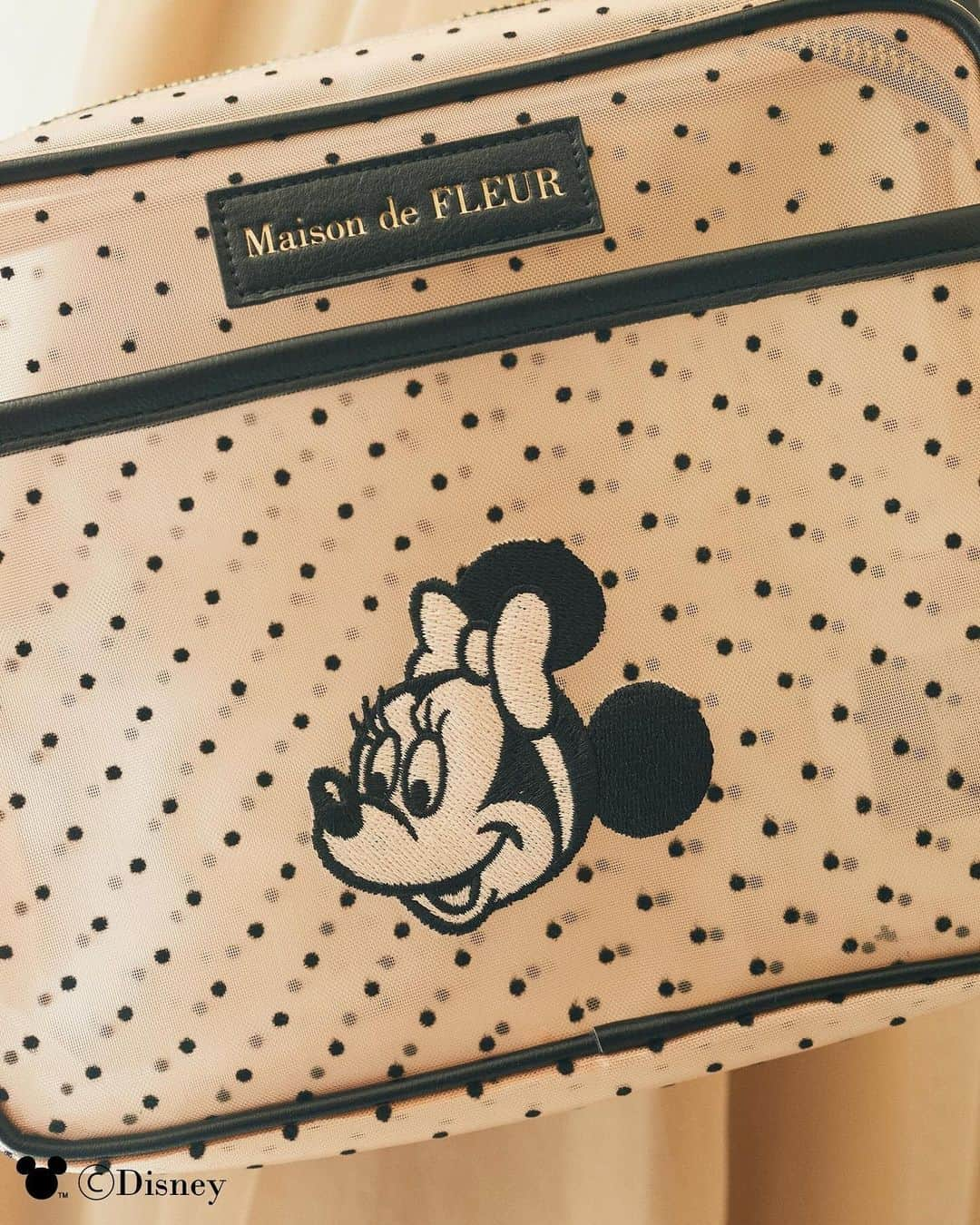 maisondefleur_pressさんのインスタグラム写真 - (maisondefleur_pressInstagram)「【Disney Collection】  「ミッキー」と「ミニー」のお誕生日をお祝いした 特別なコレクションが登場♪  レトロな「ミッキー」と「ミニー」のフェイスアートを 使用したバッグとポーチ全6型がラインナップ✨  A4サイズ対応のトートバッグは丈夫な帆布生地を使用し、 シンプルでデイリー使いにぴったりのアイテムです。  透け感のあるドットメッシュ生地を使用した ショルダーバッグとポーチは、軽量で持ちやすく、 ベージュ＆ブラックの配色で 大人可愛く仕上げているのがポイント◎  ---------------------------------  ○全国ショップ※アウトレット店除く 11/18(sat)～  ○公式通販ストライプクラブ ○ZOZOTOWN 11/17(fri)20:00～  --------------------------------- 【注意事項】 ※販売より1週間は、お一人様、1アイテムにつき1点まで のご購入とさせていただきます。 ※販売初日のお取り置きは不可。2日目以降は可能です。 ※他店舗へのお取り寄せは不可。 ※アイテムは一部サンプルにて撮影を行っております。 実際にお届けする商品と仕様やサイズが若干異なる場合が ございますのでご了承ください。  ━━━━━━━━━━━━━━━ ☑Mickey Mouse/帆布トートバッグ ￥7,700 tax in  ☑Minnie Mouse/帆布トートバッグ ￥7,700 tax in  ☑Mickey Mouse/ドットメッシュショルダー ￥8,800 tax in  ☑Minnie Mouse/ドットメッシュショルダー ￥8,800 tax in  ☑Mickey Mouse/ドットメッシュポーチ ￥4,200 tax in  ☑Minnie Mouse/ドットメッシュポーチ ￥4,200 tax in . . #maisondefleur #メゾンドフルール #disney #ディズニー #ディズニーコレクション #mickey #ミッキー #ミッキーマウス #お誕生日 #minnie #ミニー #ミニーマウス #バースデー #バッグ #バック #トートバッグ #ショルダーバッグ #キャンバストート #大容量 #ポーチ #メッシュ #レトロ #pouch #軽量 #ドット #おでかけコーデ #大人可愛い #大人かわいいコーデ #大人可愛いコーデ」11月8日 17時01分 - maisondefleur_press