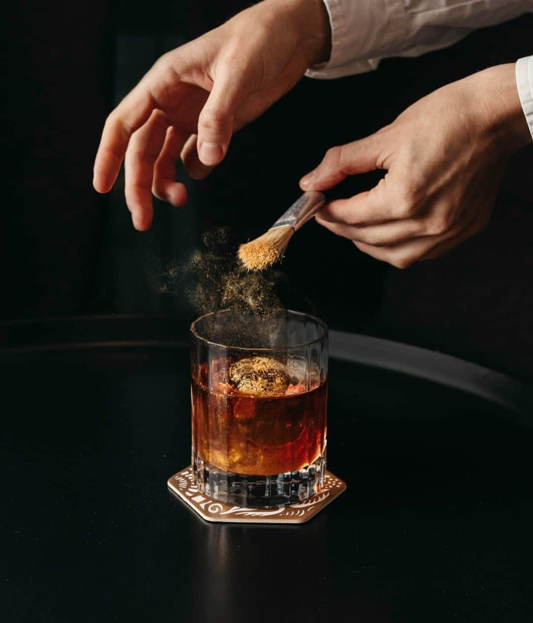 Mandarin Oriental, Tokyoさんのインスタグラム写真 - (Mandarin Oriental, TokyoInstagram)「When talents collide, cocktails thrive. Join us for an enchanting evening on November 10th & 11th at Banker’s Bar, where Sibel Luzi & Kengo Oda will come together to orchestrate a symphony of flavours, elevating every moment of your cocktail experience.  Cuando los talentos se fusionan, los cócteles cobran vida. Te esperamos el 10 y 11 de noviembre en Banker's Bar, en una velada en la que Sibel Luzi y Kengo Oda se unirán para orquestar una sinfonía de sabores, creando cócteles únicos.  11月10日と11日にマンダリン オリエンタル バルセロナのバンカーズバーにて、ヘッドバーテンダーSibel Luziとマンダリン オリエンタル 東京のヘッドバーテンダー小田健吾によるコラボレーションが開催されます。 ふたつの才能が紡ぎだす至高のカクテル体験をお楽しみください。  #ImAFan #MandarinOriental #MandarinOrientalBarcelona #MandarinOrientalTokyo #Barcelona #Tokyo #HotelBar #Cocktail #Mixology」11月8日 17時05分 - mo_tokyo