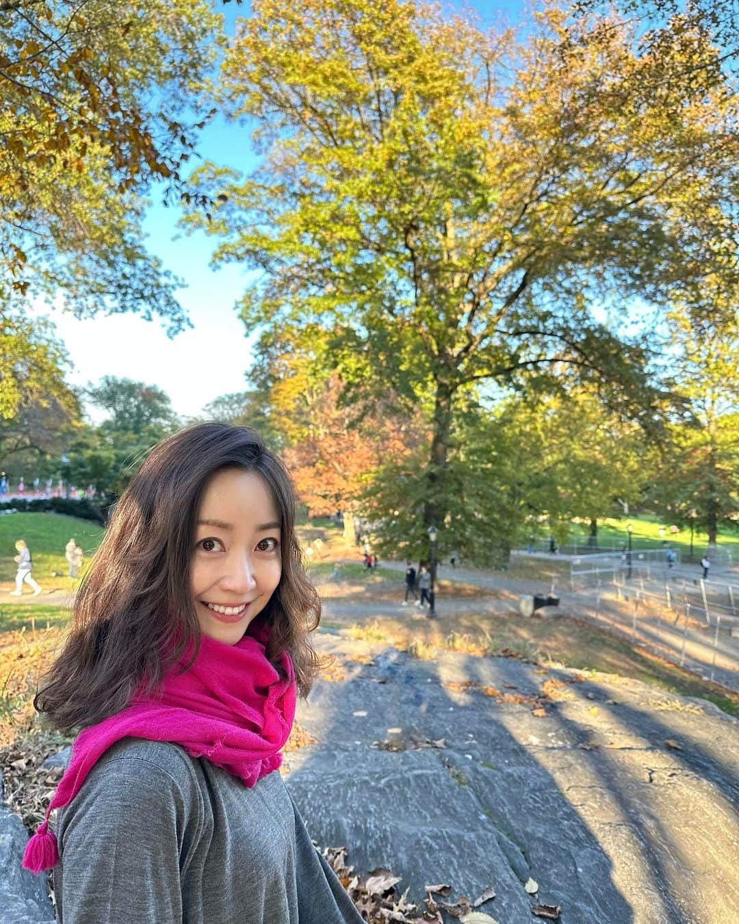 黒川智花のインスタグラム：「♡ 日本は暑い日もあったようですね☀️こちらは秋の気候から冬の訪れを感じるこの頃です☺️セントラルパークも色づいています🍁✨ 🌍 #黒川智花のNY珍道中 #智花inNY #nyc #NewYork #ニューヨーク生活 #centralpark」