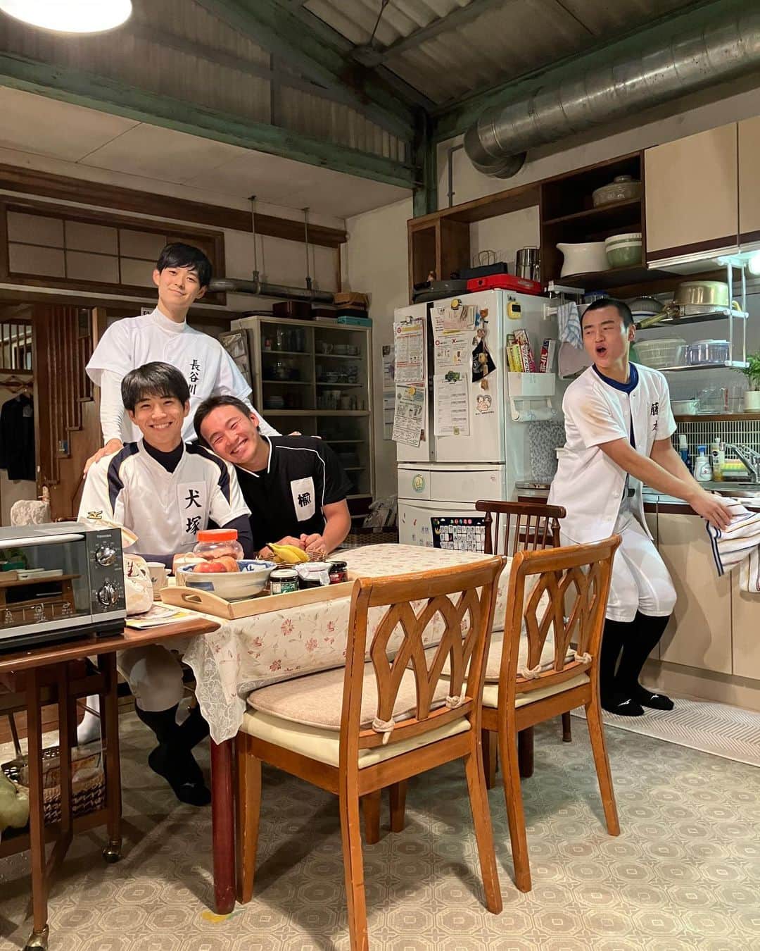 下剋上球児のインスタグラム：「🪑🧽  コンビニのセットに向かう途中、 南雲家のセットに入り込んだ4人…💭 家族になりきっている…？  【写真で一言】お待ちしてます💬  #tbs #日曜劇場 #下剋上球児 #11月12日よる9時第5話放送✨」