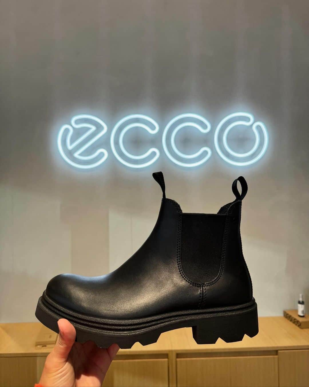 三浦理志さんのインスタグラム写真 - (三浦理志Instagram)「ECCOの青山Ao店に行ってきました！ デンマークのコンフォードシューズ&レザーグッズのブランド。 皮の生産から加工まで全ておこなっている徹底ぶり。 スポーツからビジネスまで、あらゆるシーンで活躍してくれそうなグッズが勢揃い！ その中でも気になったのが、 ECCO STREET ACE RAL7000 M！ シンプルなデザインでスタイリッシュ！ 軽くて足にフィットし、長時間歩いても疲れ知らず！ これは要チェックですね！   #PR #ecco #ecco青山ao店 #北欧ブランドならではのデザイン #ecco青山AOニューオープン @ecco」11月8日 17時06分 - mar4m