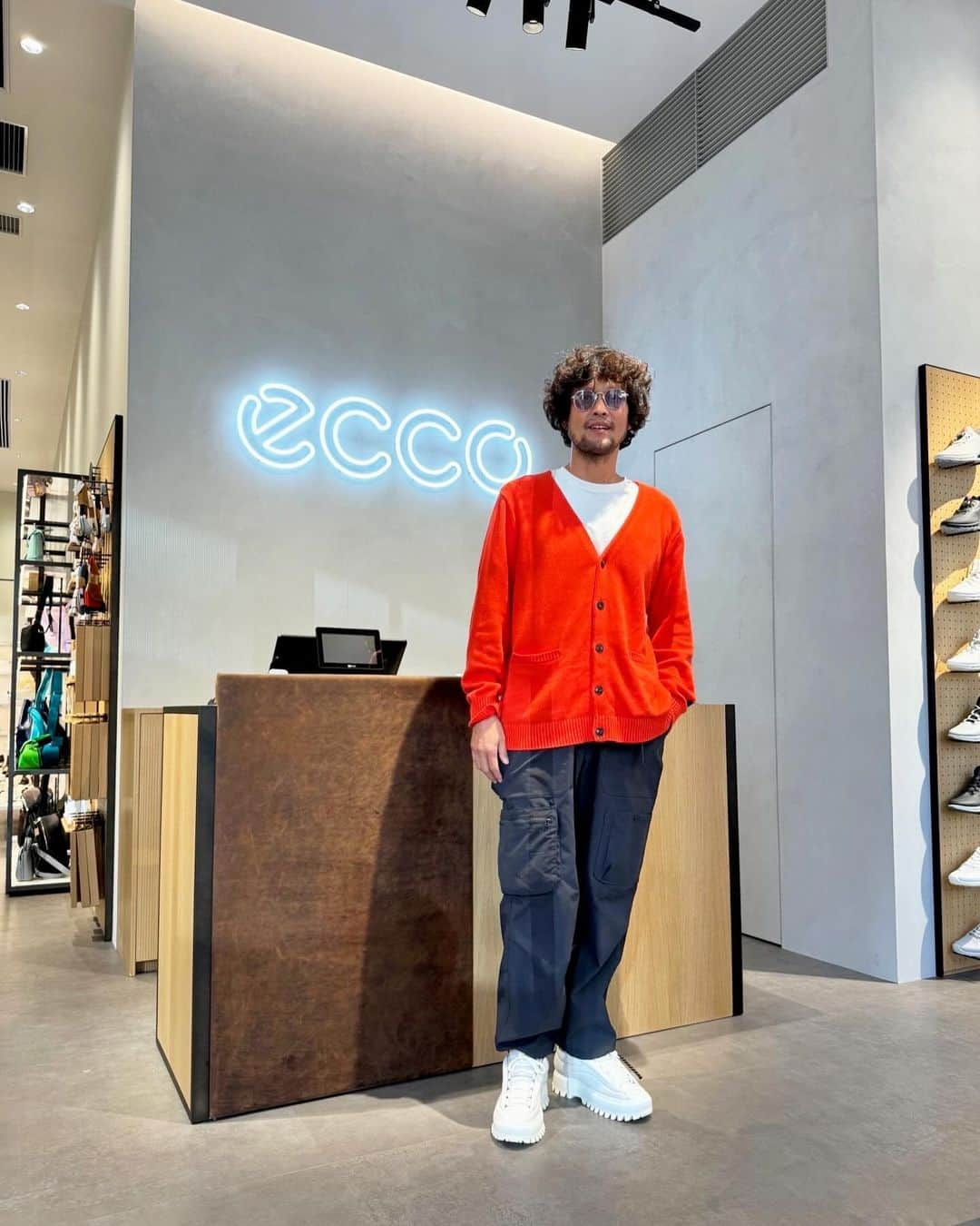 三浦理志のインスタグラム：「ECCOの青山Ao店に行ってきました！ デンマークのコンフォードシューズ&レザーグッズのブランド。 皮の生産から加工まで全ておこなっている徹底ぶり。 スポーツからビジネスまで、あらゆるシーンで活躍してくれそうなグッズが勢揃い！ その中でも気になったのが、 ECCO STREET ACE RAL7000 M！ シンプルなデザインでスタイリッシュ！ 軽くて足にフィットし、長時間歩いても疲れ知らず！ これは要チェックですね！   #PR #ecco #ecco青山ao店 #北欧ブランドならではのデザイン #ecco青山AOニューオープン @ecco」