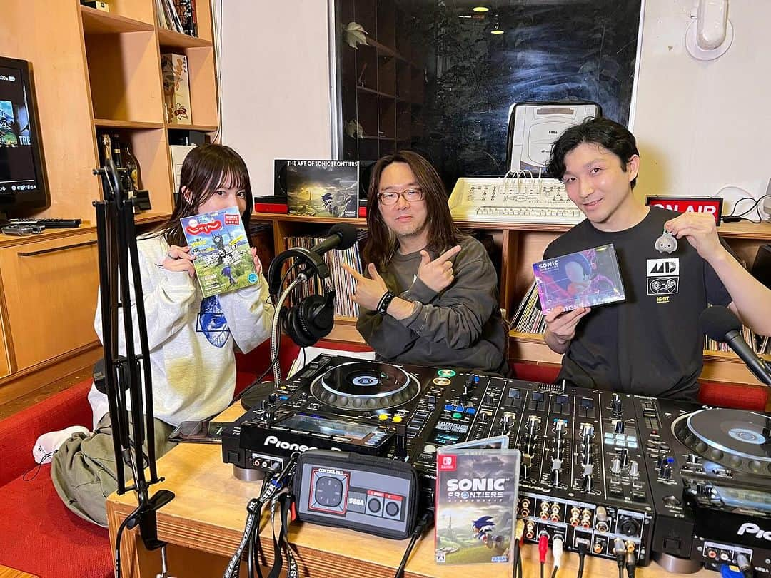 Block.fmのインスタグラム：「⚡️10/30 - 11/3 RADIO ONAIR LIST⚡️  ▶️https://block.fm/  ▽Pick up episode①▽ 10/31(Tue) 21:00~ 📻 immersiv[特番] Guest:大谷智哉 ▷スペシャルゲストに株式会社セガのサウンドディレクター、　　　大谷智哉さんをお迎え！大谷さんのドラムンベースの出会いなどの音楽遍歴、ソニックフロンティアの楽曲についてなどを60分にわたってたっぷり紹介しました！  アーカイブ↓ https://block.fm/radio/episode/147913…  ▽Pick up episode②▽ 11/2(Tuei) 21:00~ 📻「名曲解剖学」 by JUVENILE  Guest:Sam is Ohm ▷『音楽プロデューサーになるには✨』ゲストにSam is Ohm をお迎えし、実際に音楽プロデューサーになるにはどうすればいいのか、音楽理論の勉強は必要なのか、仕事はどうやって獲得していくのか、など深いところまでトークしていきます🔥 お聞き逃しなく！！  アーカイブ↓ https://block.fm/radio/episode/147779　  ▽Pick up episode③▽ 11/3 (Fri) 21:00~ 📻 TCY RADIO Guest:SARM ▷ゲストに11/1 “AI ga shitaino”をリリースしたSARMさんをお迎えしトーク！ 最新アルバムをリリースしたMarshmello特集&Sloppy Diskの話題の新曲もOA🔥  アーカイブ↓ https://block.fm/radio/episode/147792…   ——————————————————————  ⚪️Monday(10/30) 20:00 RMPG DOPE STATION 21:00  RADIO WONDERLAND 22:00 INSIDE OUT   🔴Tuesday(10/31) 21:00 immersiv[特番]  🔵Wednesday(11/1) 20:00 RAVE-A-RIDE 22:00 Remote Control  🟢Thursday(11/2) 21:00 名曲解剖学」 by JUVENILE ゲスト 22:00 K-Music HB STUDIO  🟡Friday(11/3) 20:00 TREKKIE TRAX RADIO 21:00 TCY RADIO 22:00 radio REBOOT - Techno program on block.fm  #blockfm」