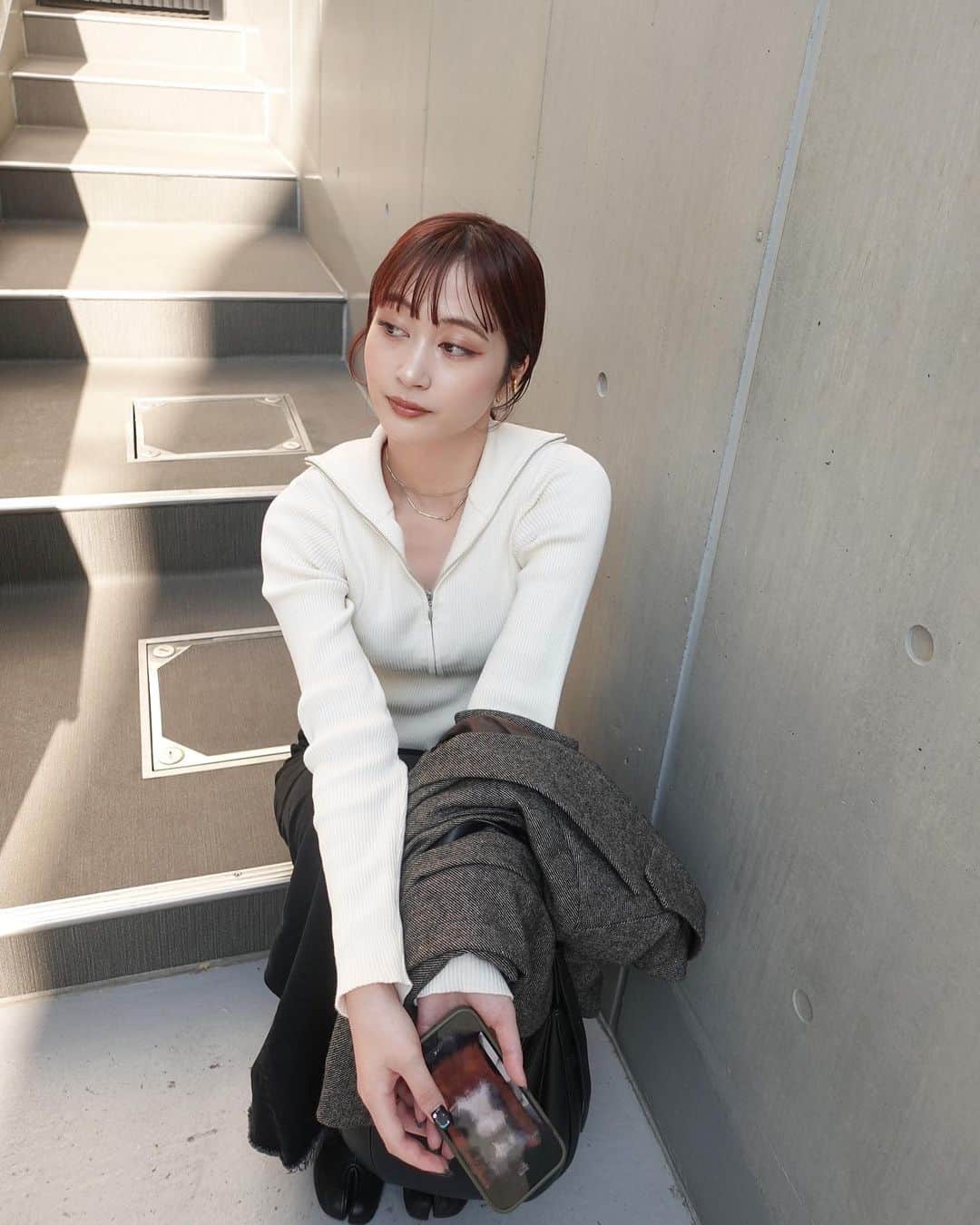 涼佳のインスタグラム：「最近モノトーンコーデ多め🤍👽  なんだかここ数日あったかくて 全然冬服の活躍の場がない😂 寒いのは嫌だけど冬服着たいなぁ💭  today🏷️ tops  @_few_official  skirt  @yanuk_official  jacket  @_josemoon_  boots  @maisonmargiela  bag  @folnua_jp」