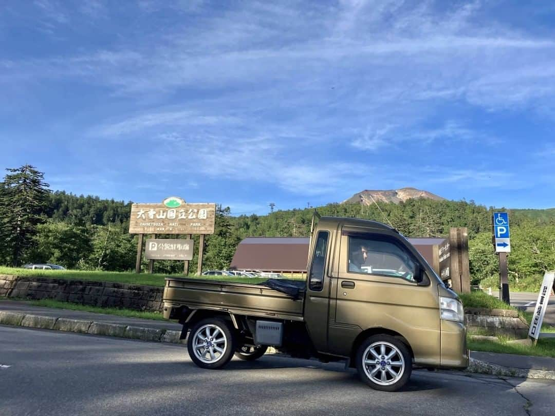 The Japan Timesさんのインスタグラム写真 - (The Japan TimesInstagram)「“Kei,” short for “kei-jidōsha” (light automobile), refers to the smallest class of highway-legal cars in Japan. Recognizable for their compact dimensions and yellow plates, kei cars, trucks and vans can be seen zipping between tight streets and paddies in every corner of the archipelago.  Compared to most Western-made vehicles, kei trucks are almost comically small. Yet, these tight dimensions hide undeniable utility. Kei truck trailers are almost the same size as those of a standard American pickup truck, and their durability is practically equal over long distances.  “As long as you are not pushing them too hard, these little trucks will run forever,” says Jacob Sooy, who runs Vans From Japan, a Sacramento-based Japanese vehicle import company.  Contributing writer Talisker Scott Hunter and his college roommate decided to explore Japan not by bullet trains or airplanes, but via a kei car. Five prefectures, seven days, four tanks of gas and one ferry later, they pushed the little engine that could into the far north.  Barely exceeding 80 km per hour for the entire journey, they chose to drive a kei truck for many reasons, but among them was a chief desire to see what Japan’s ubiquitous well-loved fleet of light vehicles can do.  As it happens, they can do quite a lot. Read more with the link in our bio.  📸: @taliskersh  #japan #traveljapan #travel #travelphotography #travelblog #japantimes #日本 #旅行 #撮影 #軽カー #自動車 #ジャパンタイムズ #🛻」11月8日 17時10分 - thejapantimes